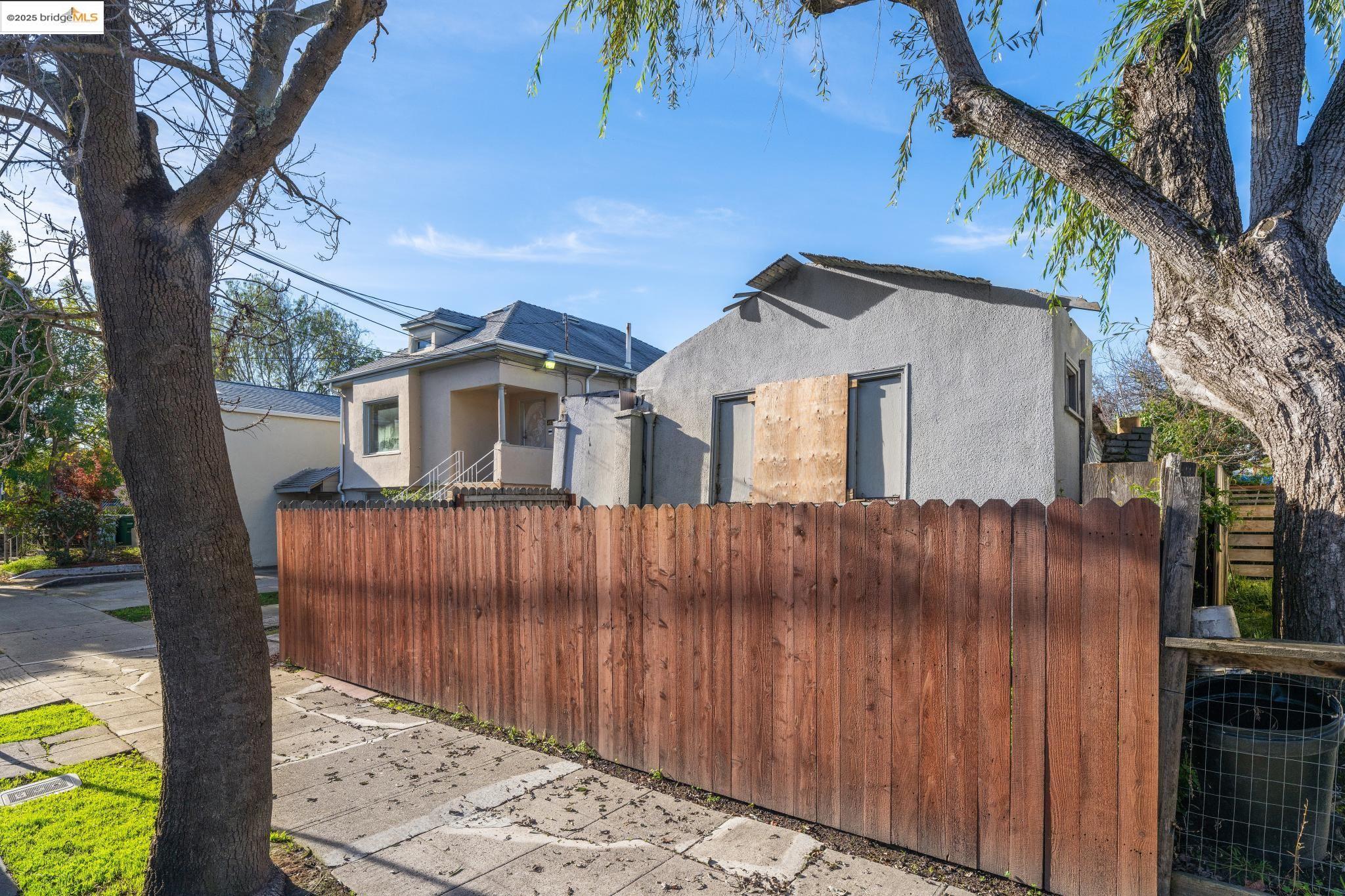Detail Gallery Image 3 of 25 For 3032 Mabel St, Berkeley,  CA 94702 - 2 Beds | 1 Baths
