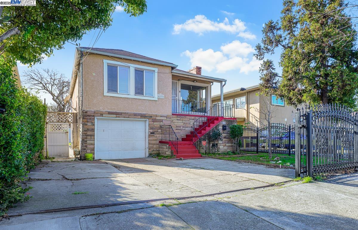 Detail Gallery Image 1 of 48 For 6237 Hayes St, Oakland,  CA 94621 - 4 Beds | 2 Baths