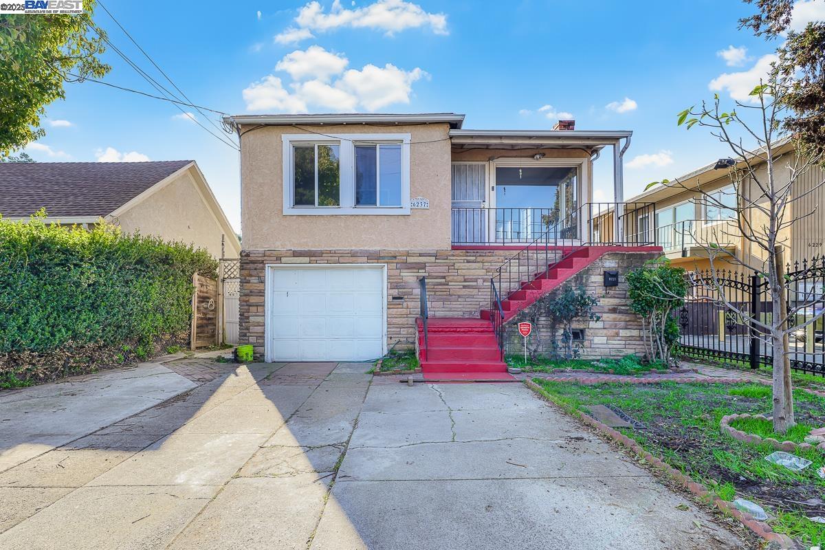 Detail Gallery Image 2 of 48 For 6237 Hayes St, Oakland,  CA 94621 - 4 Beds | 2 Baths