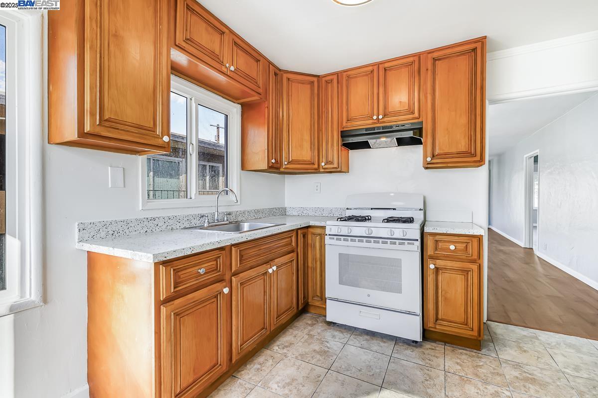 Detail Gallery Image 10 of 48 For 6237 Hayes St, Oakland,  CA 94621 - 4 Beds | 2 Baths
