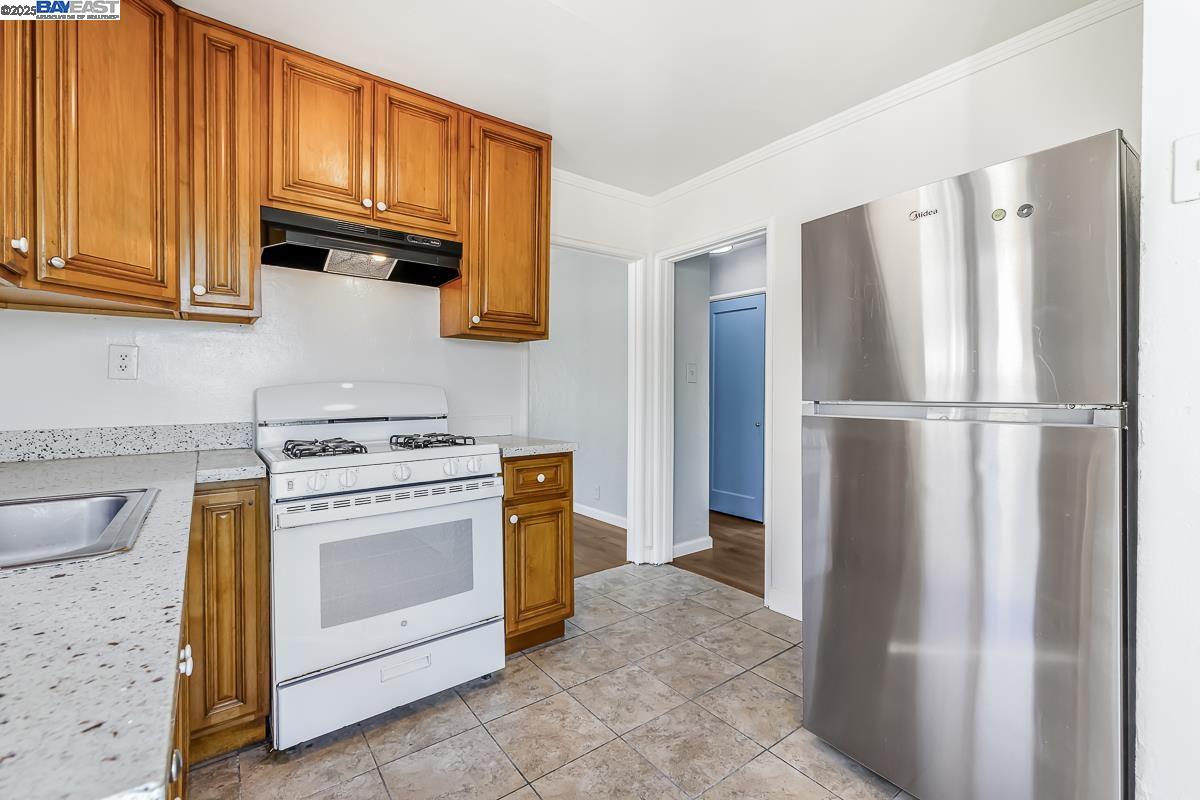 Detail Gallery Image 11 of 48 For 6237 Hayes St, Oakland,  CA 94621 - 4 Beds | 2 Baths
