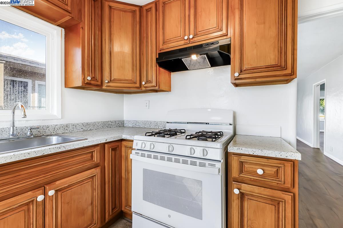 Detail Gallery Image 12 of 48 For 6237 Hayes St, Oakland,  CA 94621 - 4 Beds | 2 Baths
