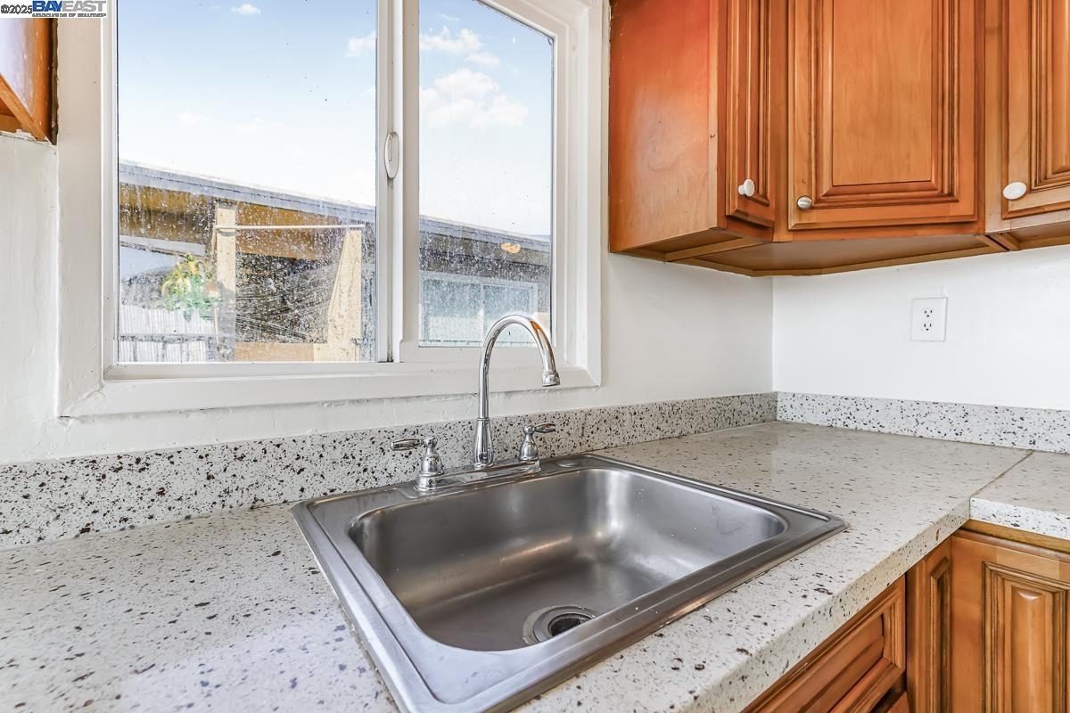 Detail Gallery Image 13 of 48 For 6237 Hayes St, Oakland,  CA 94621 - 4 Beds | 2 Baths