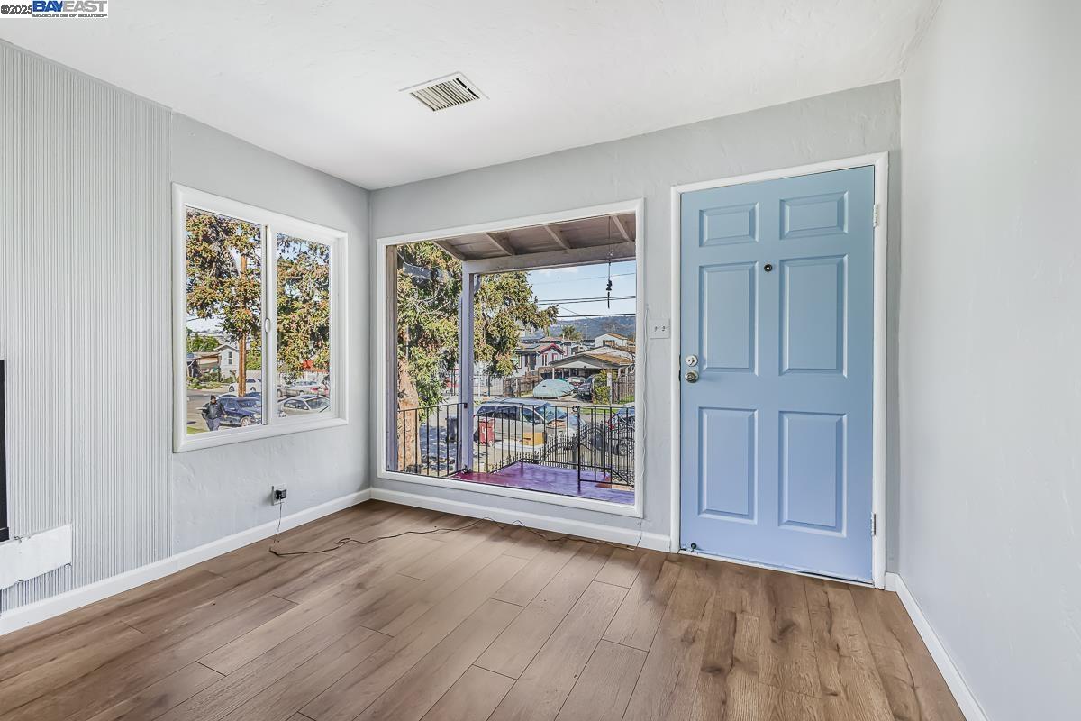 Detail Gallery Image 8 of 48 For 6237 Hayes St, Oakland,  CA 94621 - 4 Beds | 2 Baths