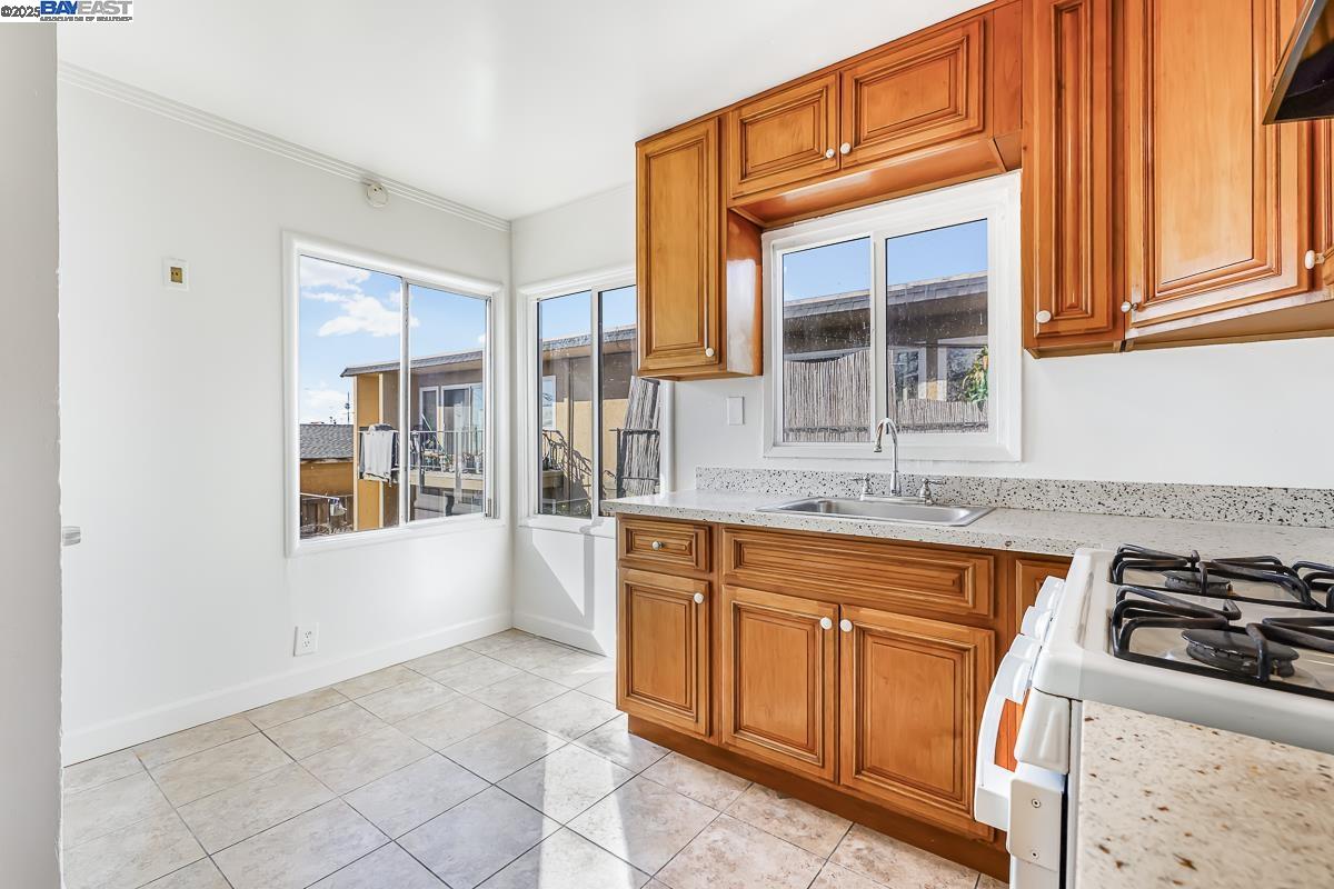 Detail Gallery Image 9 of 48 For 6237 Hayes St, Oakland,  CA 94621 - 4 Beds | 2 Baths