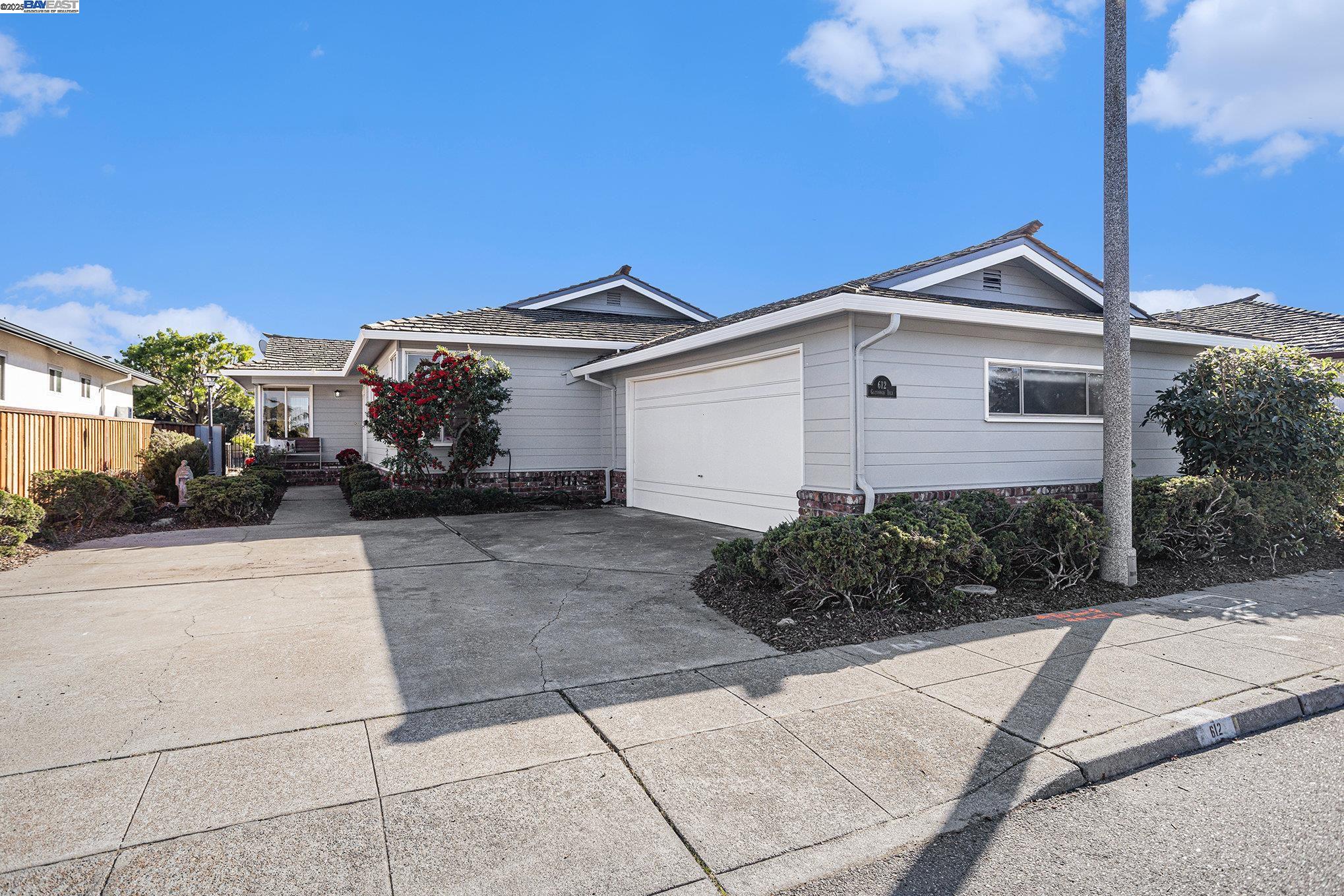 Detail Gallery Image 1 of 1 For 612 Glenwood Isle, Alameda,  CA 94501 - 3 Beds | 2 Baths