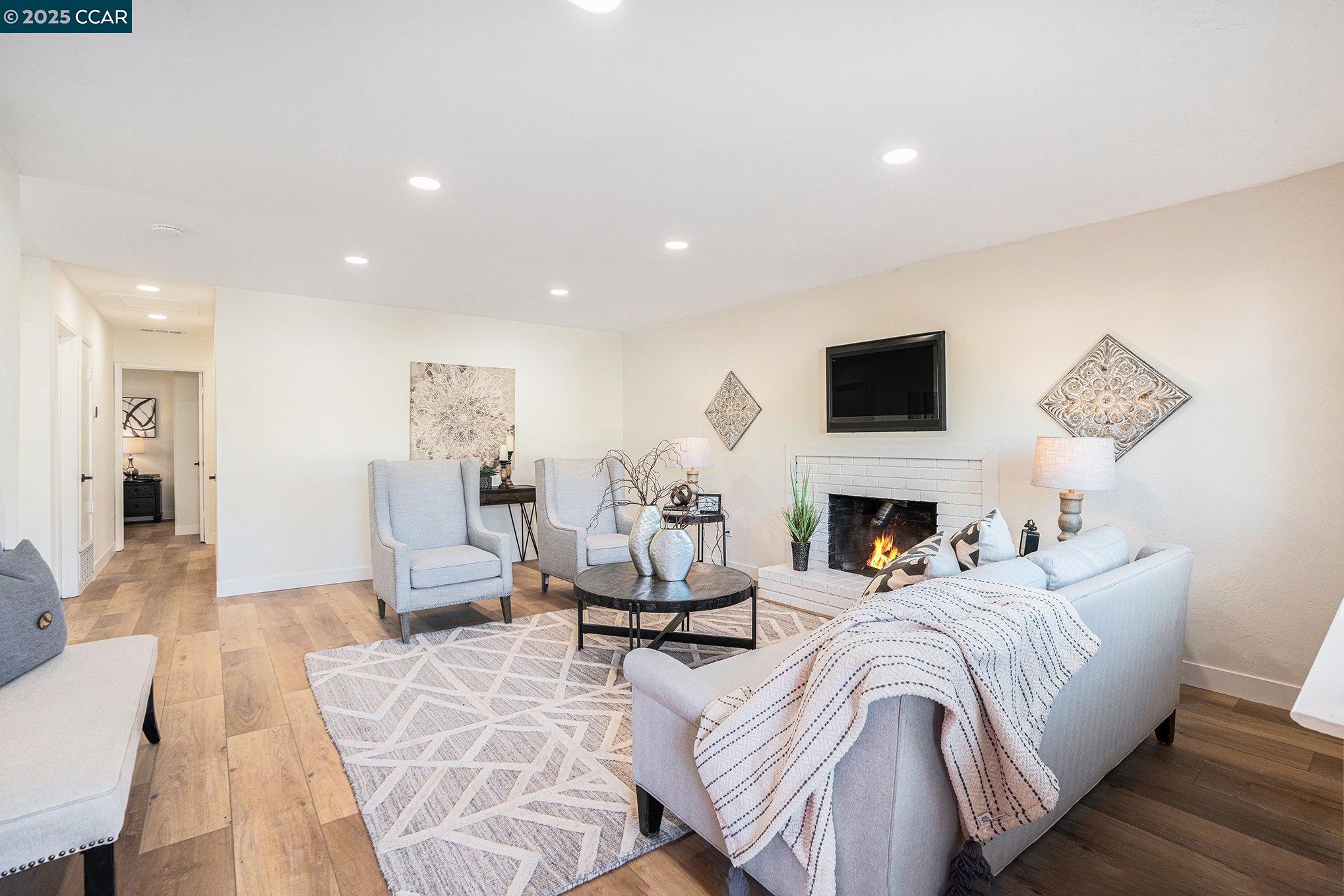 Detail Gallery Image 1 of 1 For 1901 Queens Rd, Concord,  CA 94519 - 3 Beds | 2 Baths