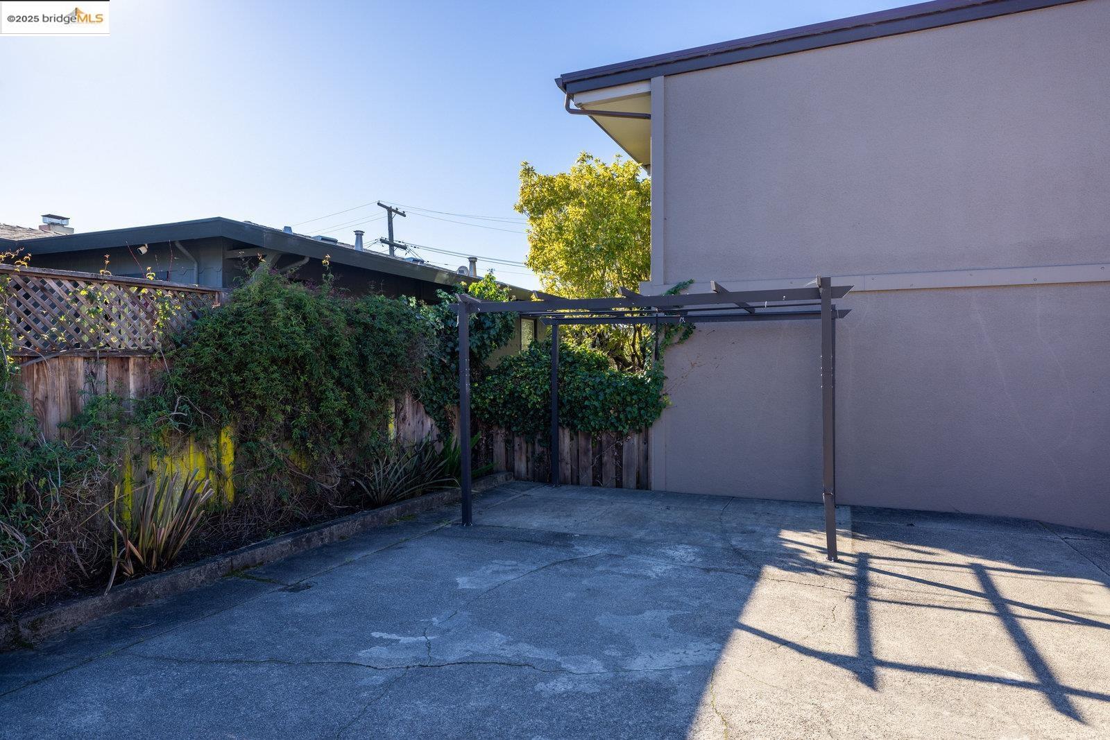 Detail Gallery Image 12 of 26 For 1714 Solano Ave, Berkeley,  CA 94707 - – Beds | – Baths