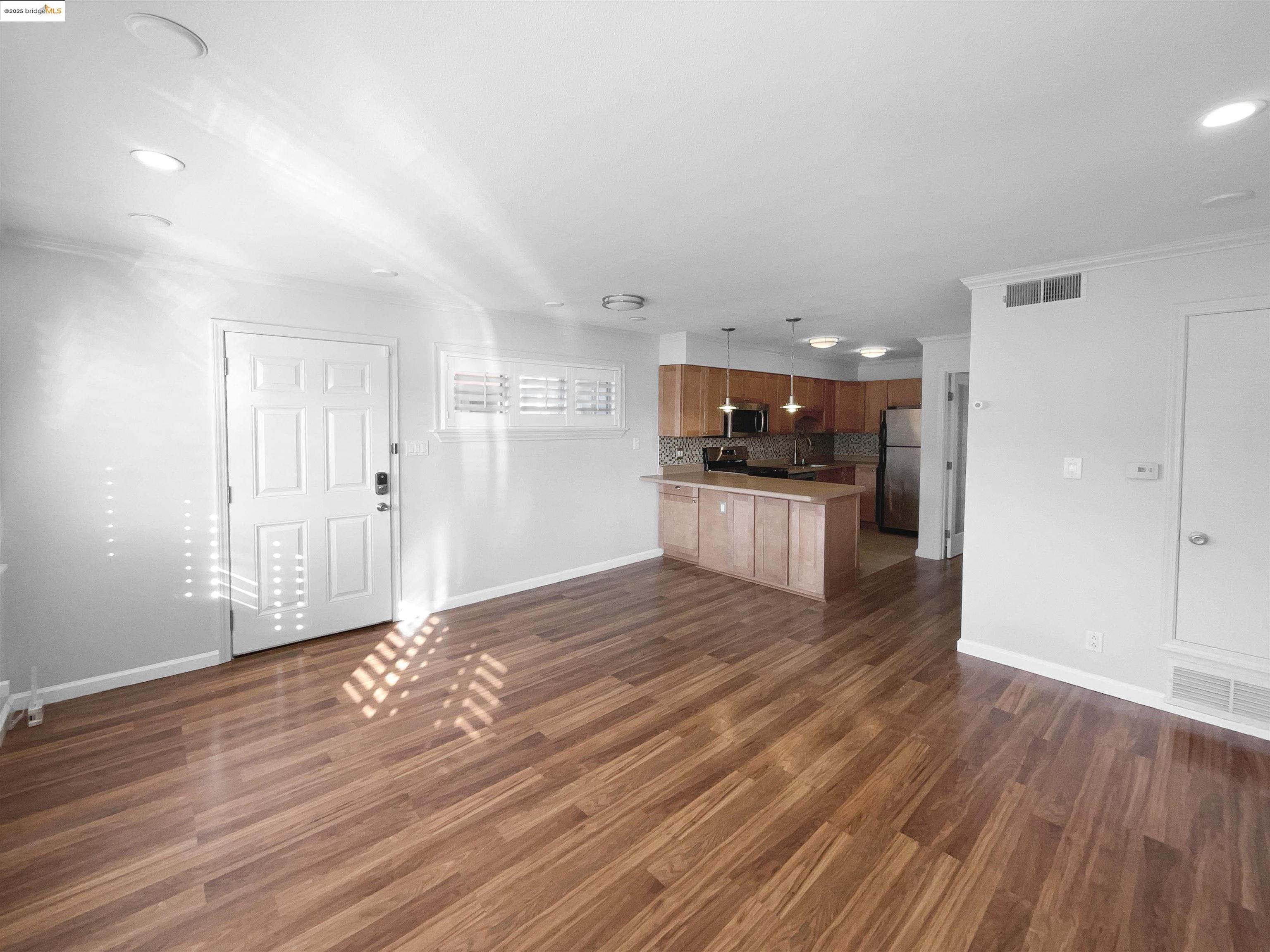 Detail Gallery Image 3 of 20 For 1555 Day Ave a,  San Mateo,  CA 94403 - 1 Beds | 1 Baths