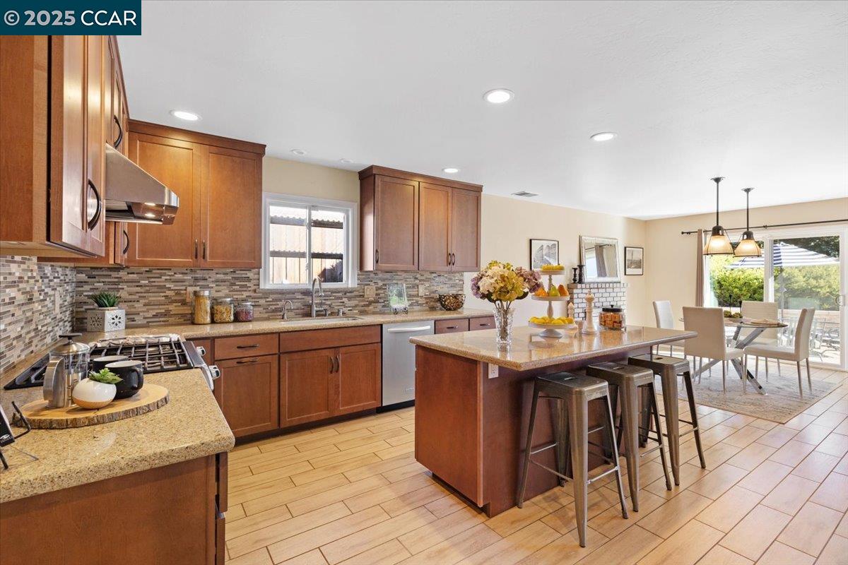 Detail Gallery Image 1 of 1 For 1289 Kansas Cir, Concord,  CA 94521 - 3 Beds | 2 Baths