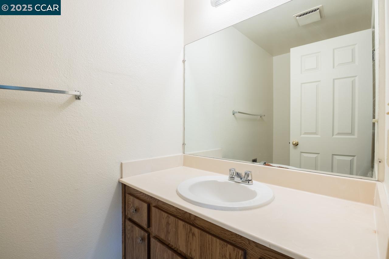 Detail Gallery Image 11 of 18 For 120 Sea Point Way, Pittsburg,  CA 94565 - 4 Beds | 2/1 Baths