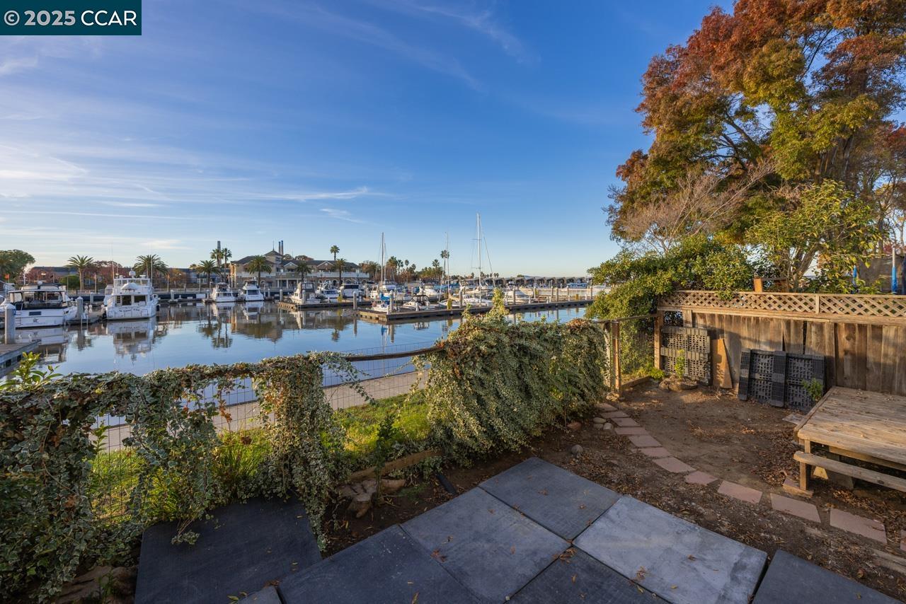 Detail Gallery Image 16 of 18 For 120 Sea Point Way, Pittsburg,  CA 94565 - 4 Beds | 2/1 Baths