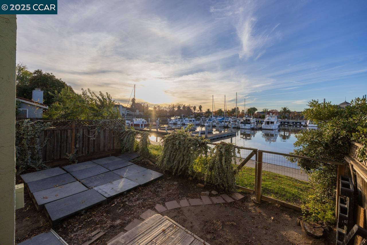 Detail Gallery Image 17 of 18 For 120 Sea Point Way, Pittsburg,  CA 94565 - 4 Beds | 2/1 Baths