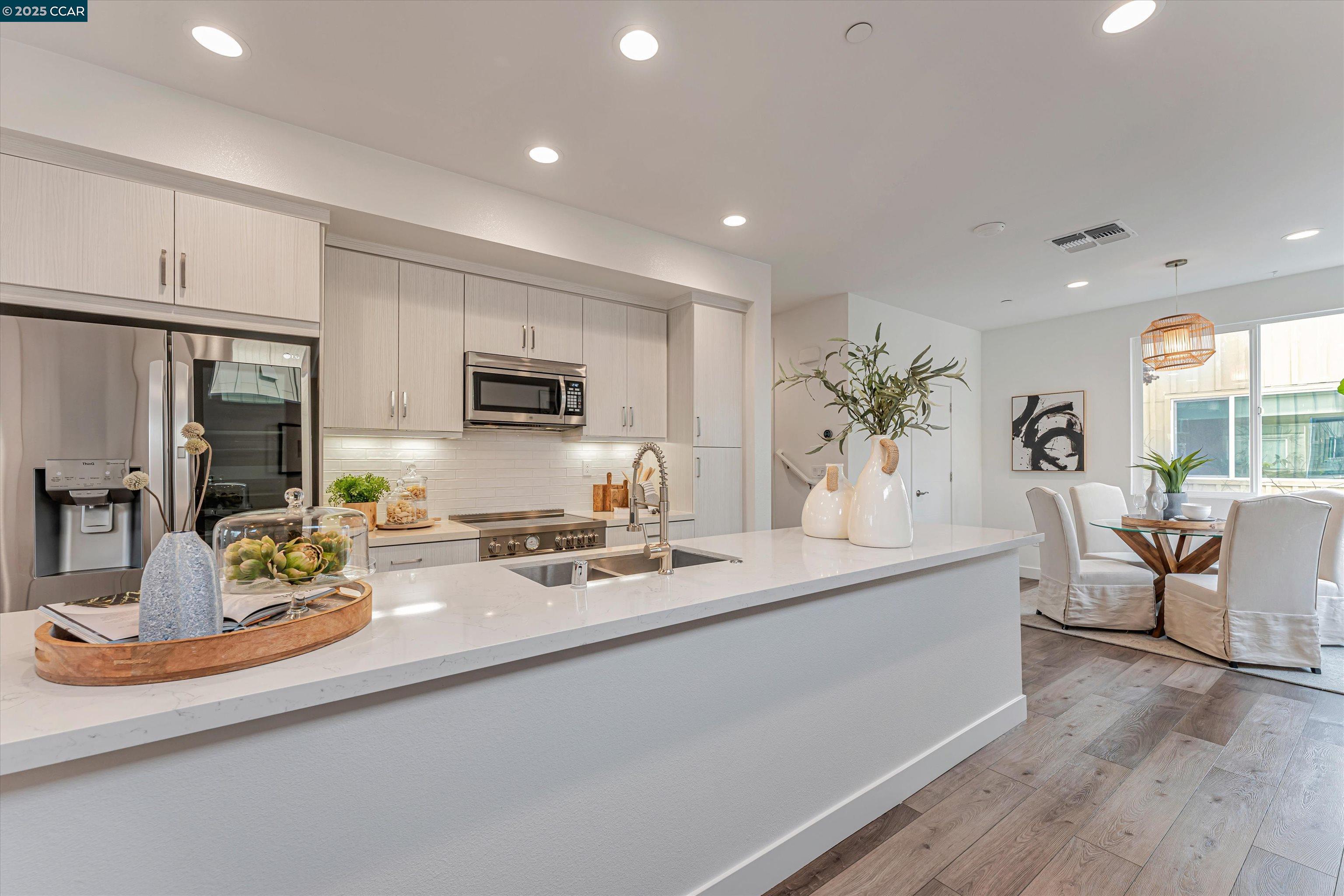 Detail Gallery Image 1 of 1 For 129 Uptown Cir, Oakland,  CA 94607 - 3 Beds | 3/1 Baths