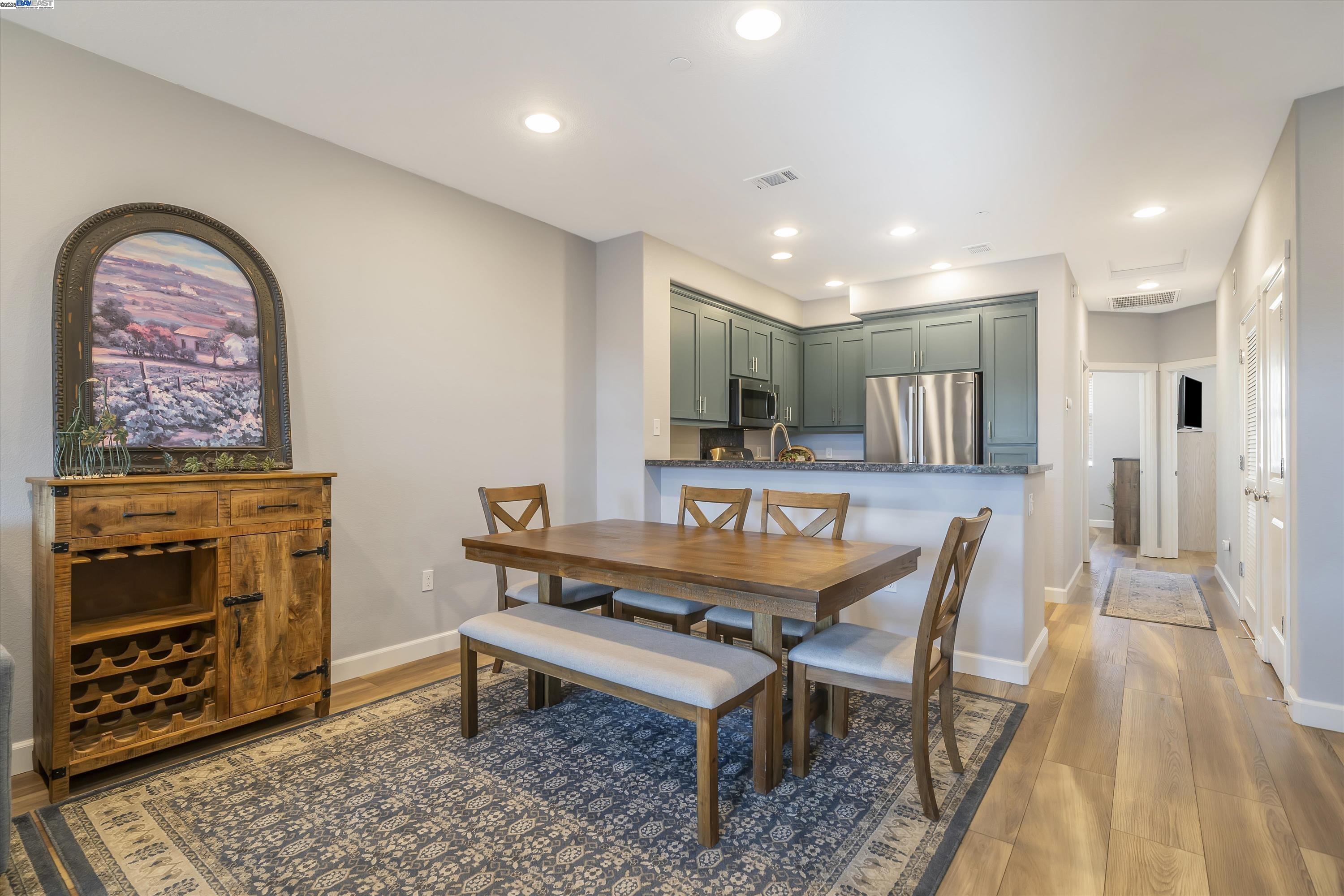 More Details about MLS # 41083907 : 1832 RAILROAD AVE # 106