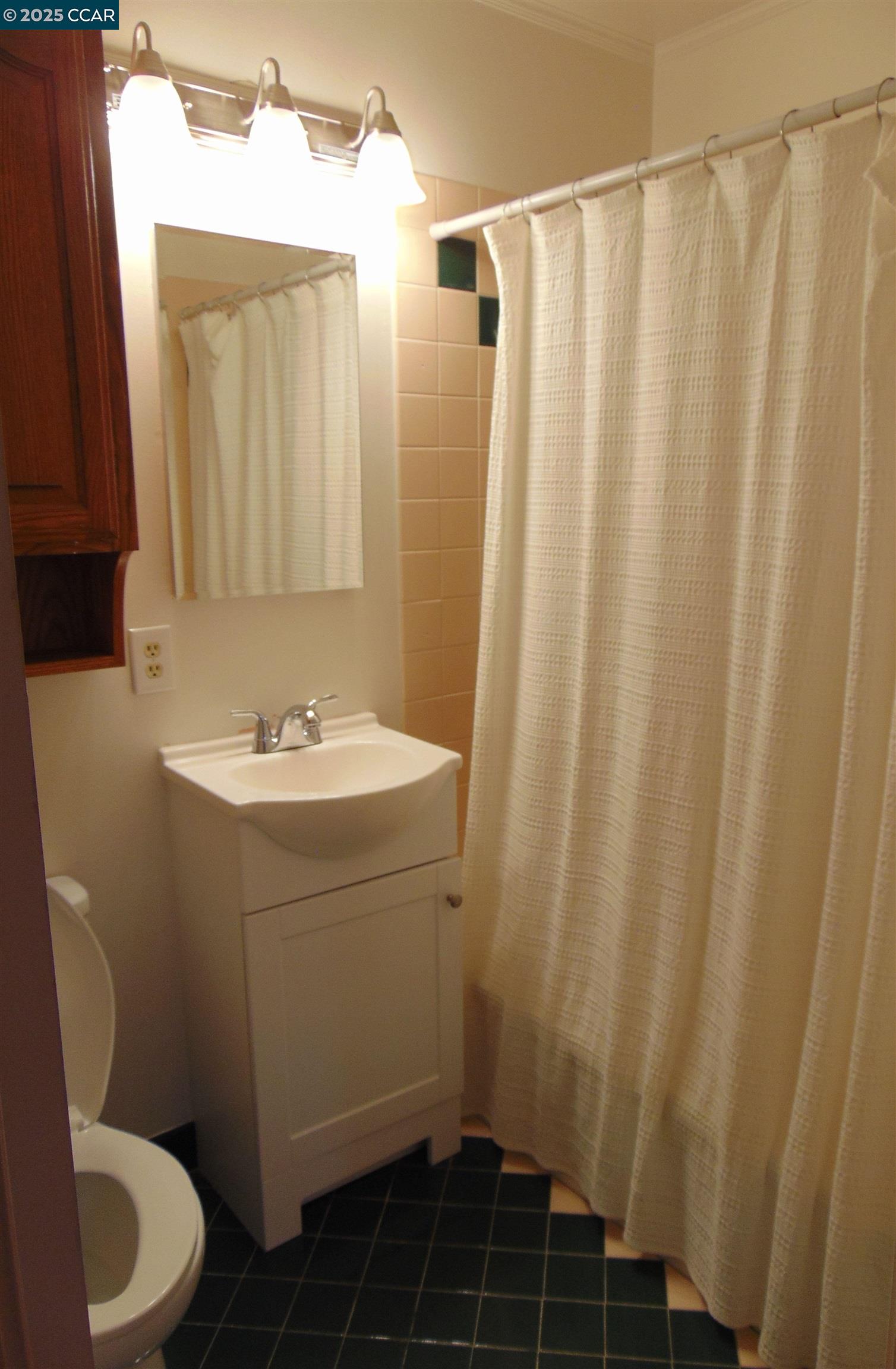 Detail Gallery Image 6 of 11 For 2749 Webb Street, Vallejo,  CA 94591 - 3 Beds | 2 Baths