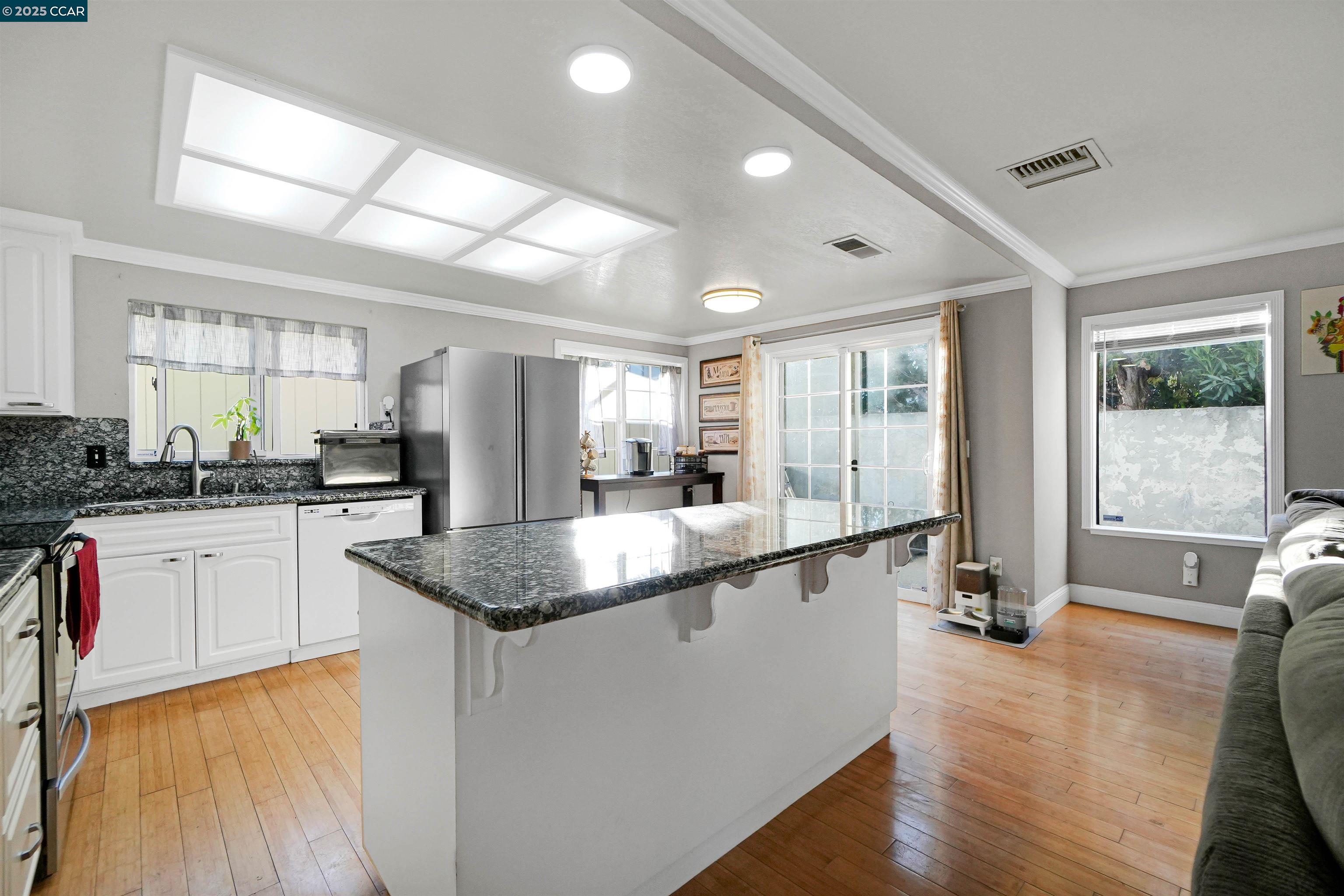Detail Gallery Image 1 of 44 For 2202 Old Creek Cir, Pittsburg,  CA 94565 - 4 Beds | 2/1 Baths
