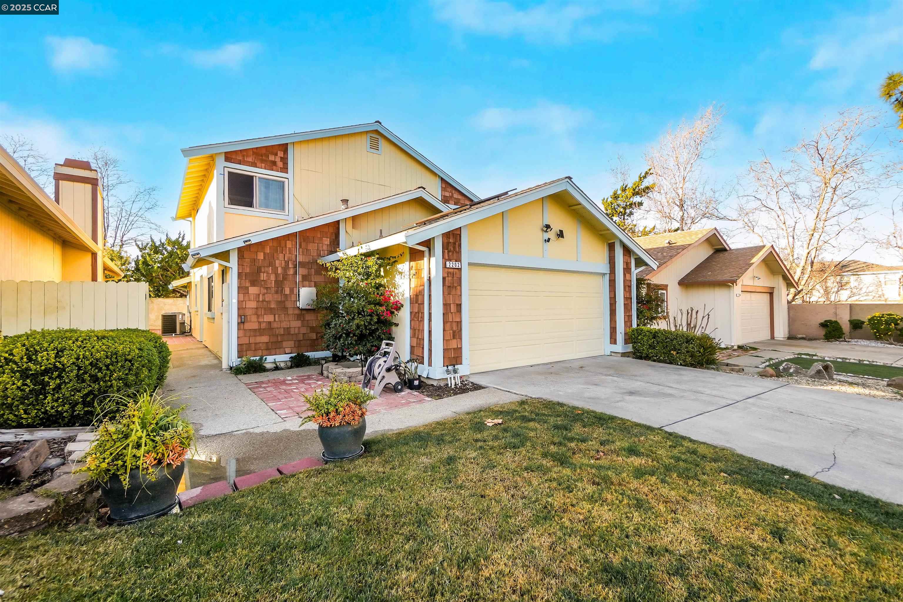 Detail Gallery Image 2 of 44 For 2202 Old Creek Cir, Pittsburg,  CA 94565 - 4 Beds | 2/1 Baths