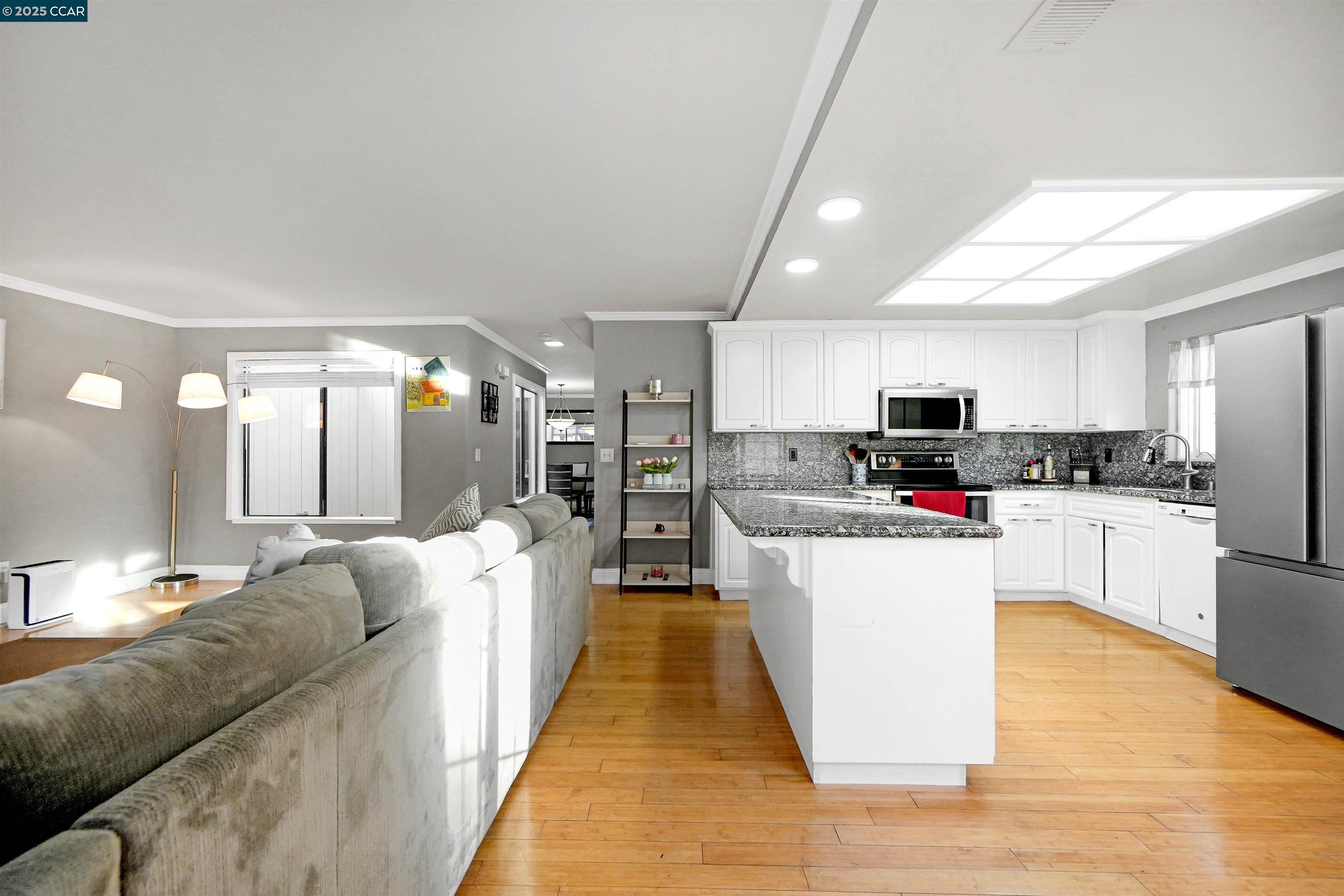 Detail Gallery Image 11 of 44 For 2202 Old Creek Cir, Pittsburg,  CA 94565 - 4 Beds | 2/1 Baths
