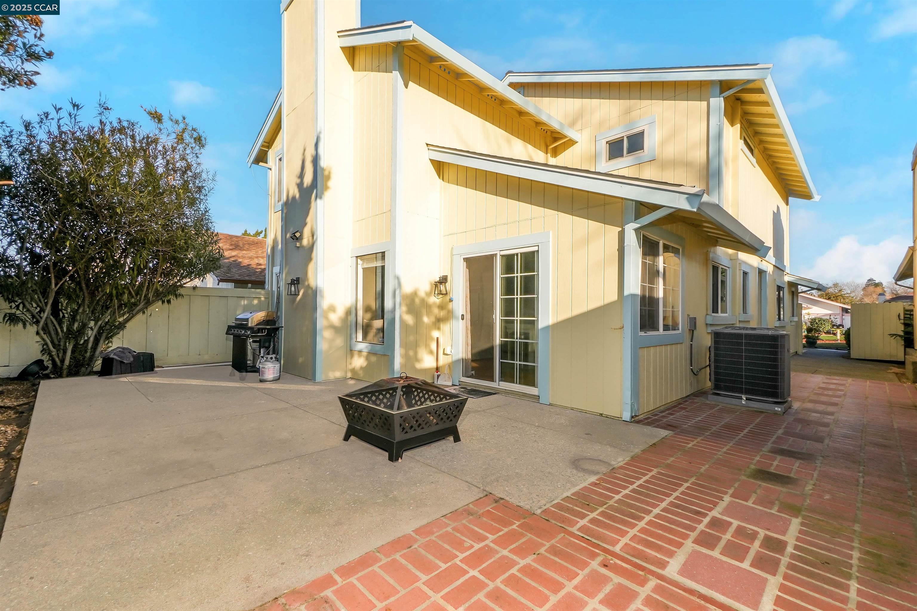 Detail Gallery Image 3 of 44 For 2202 Old Creek Cir, Pittsburg,  CA 94565 - 4 Beds | 2/1 Baths