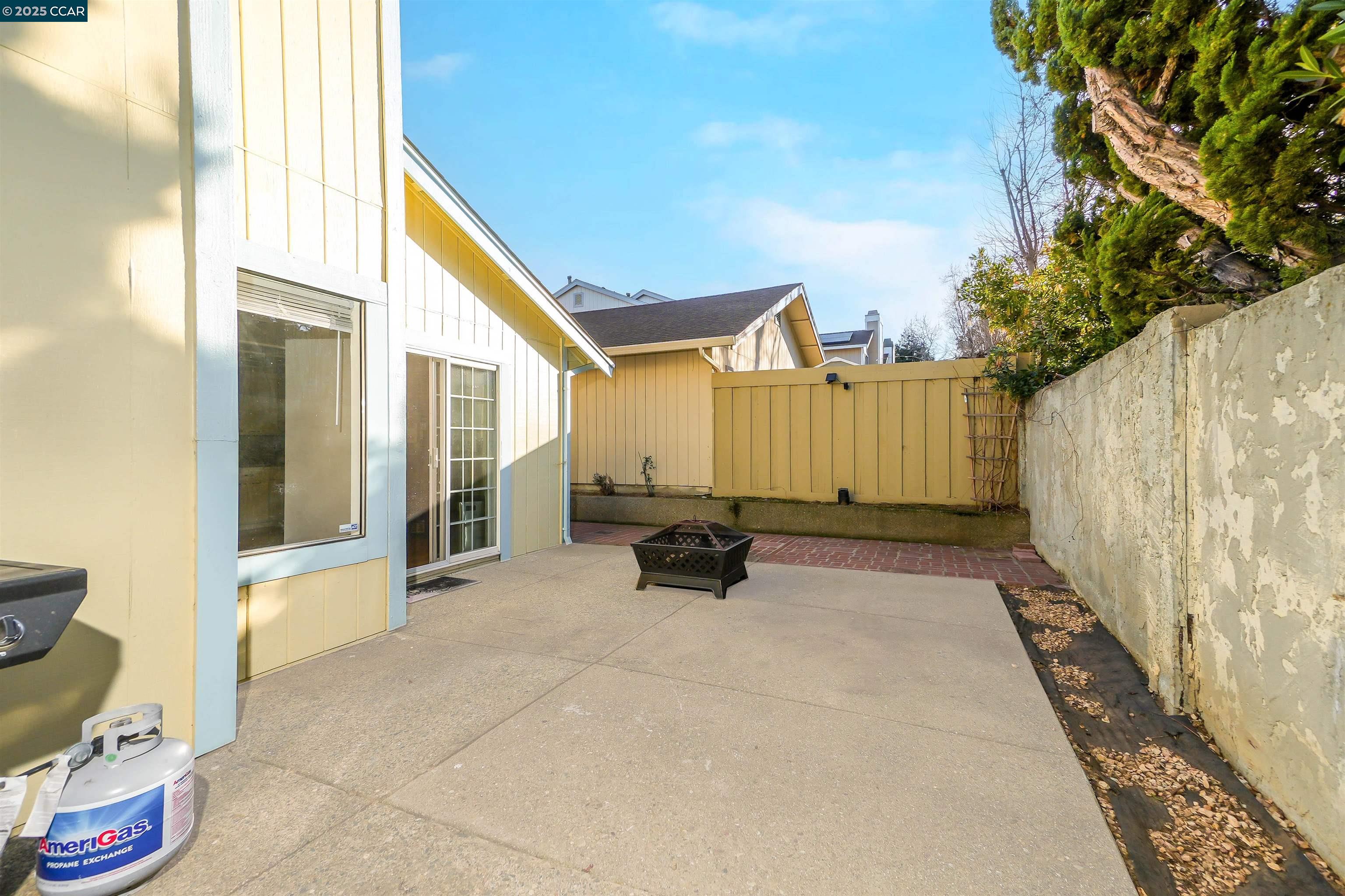 Detail Gallery Image 4 of 44 For 2202 Old Creek Cir, Pittsburg,  CA 94565 - 4 Beds | 2/1 Baths