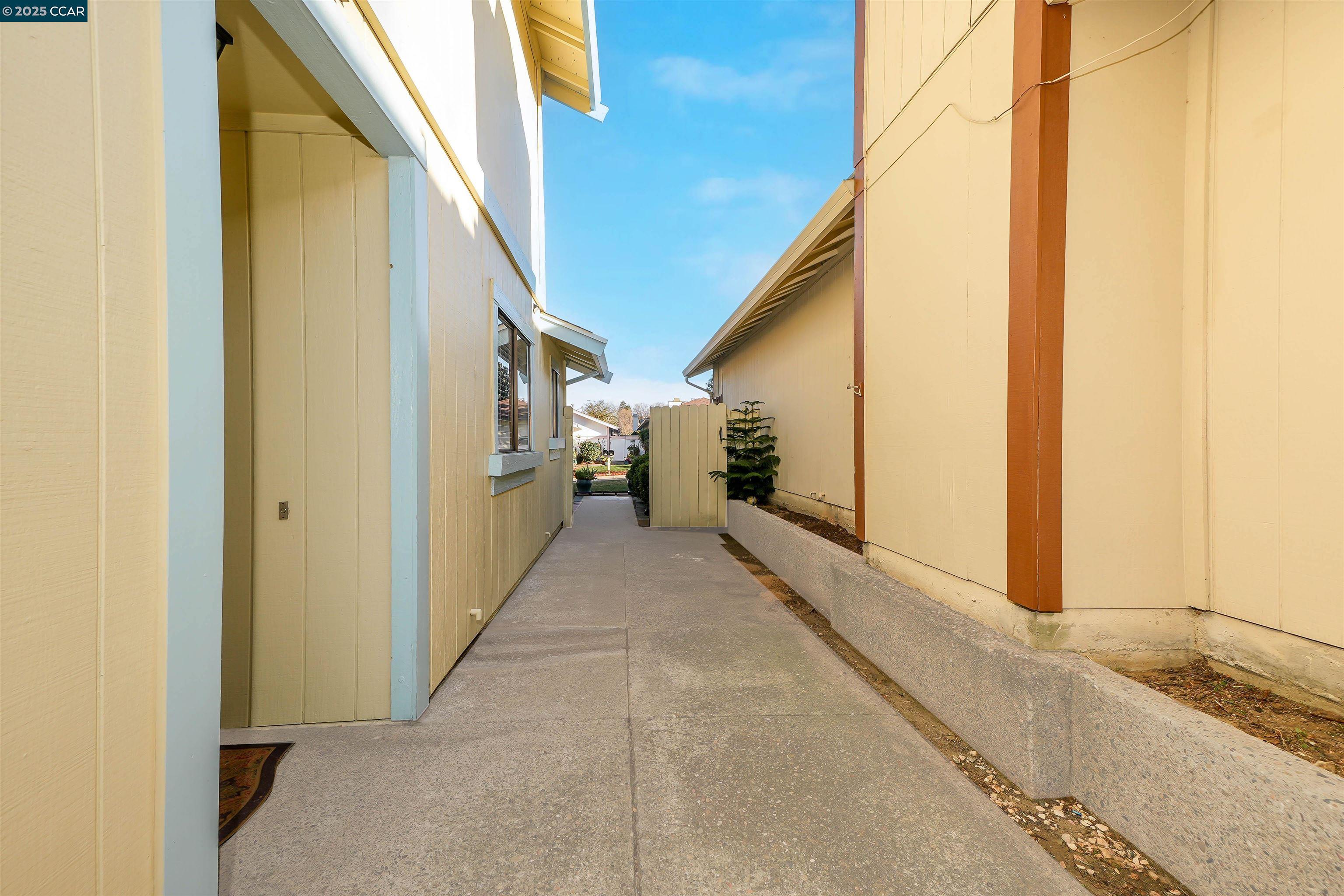 Detail Gallery Image 36 of 44 For 2202 Old Creek Cir, Pittsburg,  CA 94565 - 4 Beds | 2/1 Baths