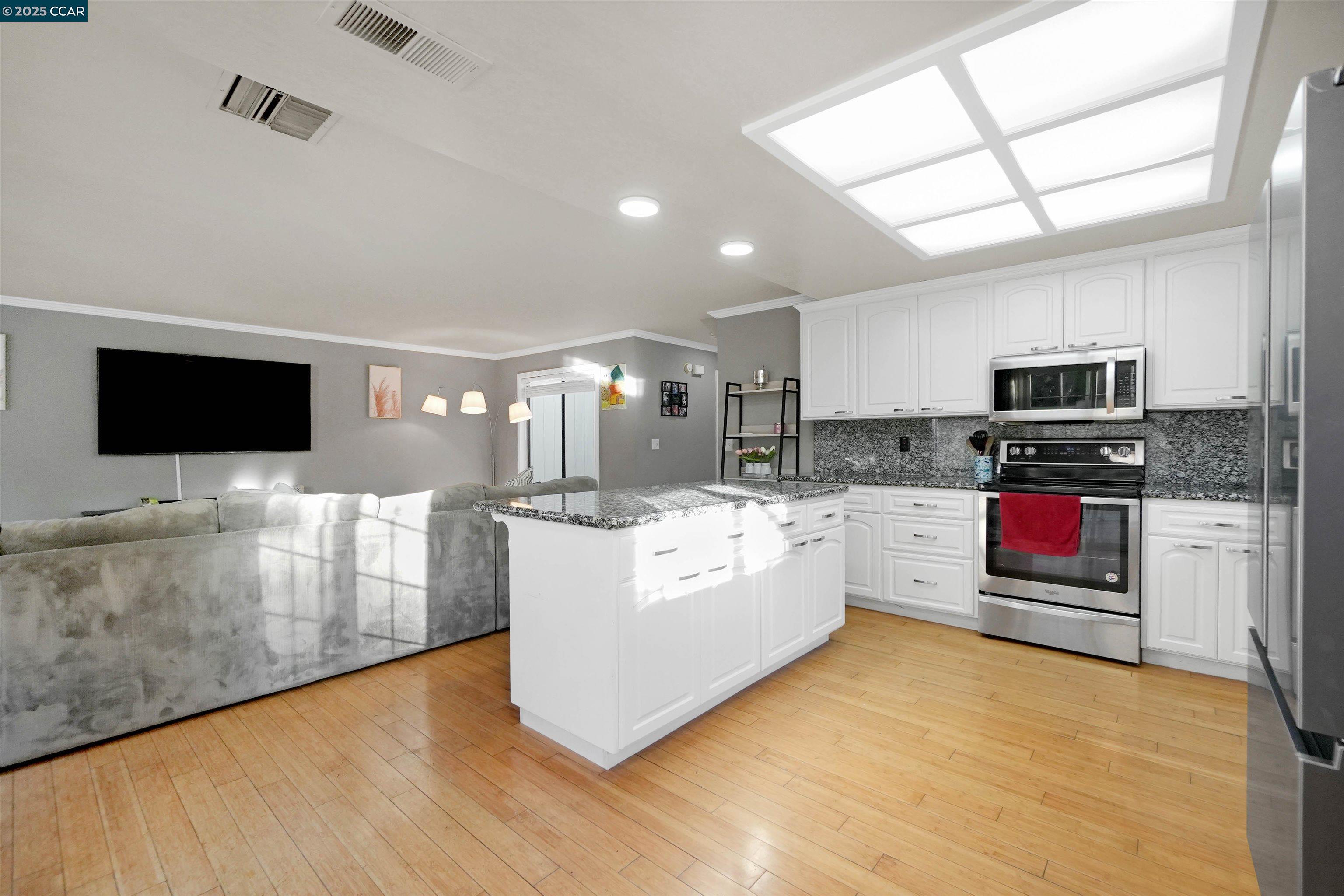 Detail Gallery Image 5 of 44 For 2202 Old Creek Cir, Pittsburg,  CA 94565 - 4 Beds | 2/1 Baths