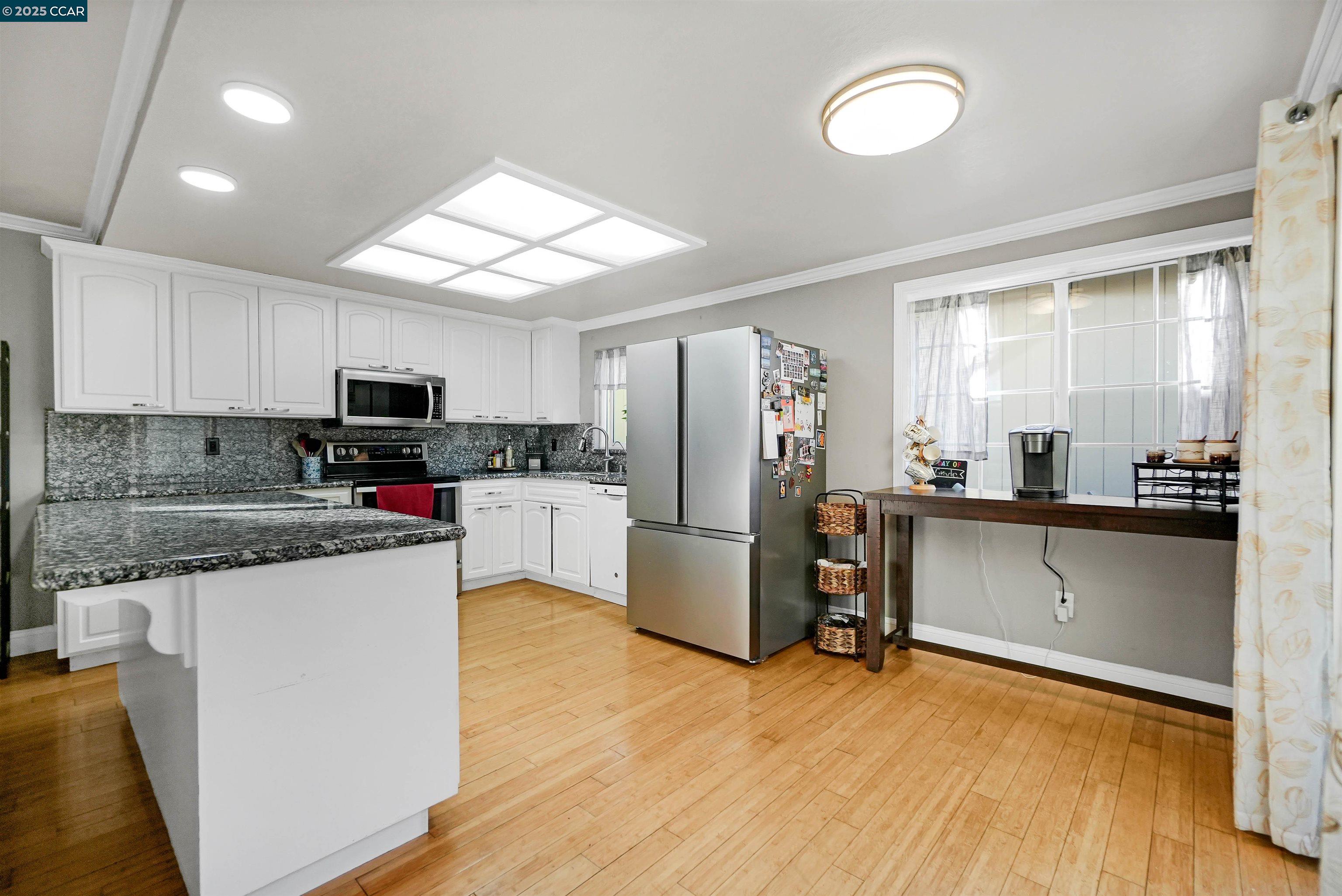 Detail Gallery Image 7 of 44 For 2202 Old Creek Cir, Pittsburg,  CA 94565 - 4 Beds | 2/1 Baths