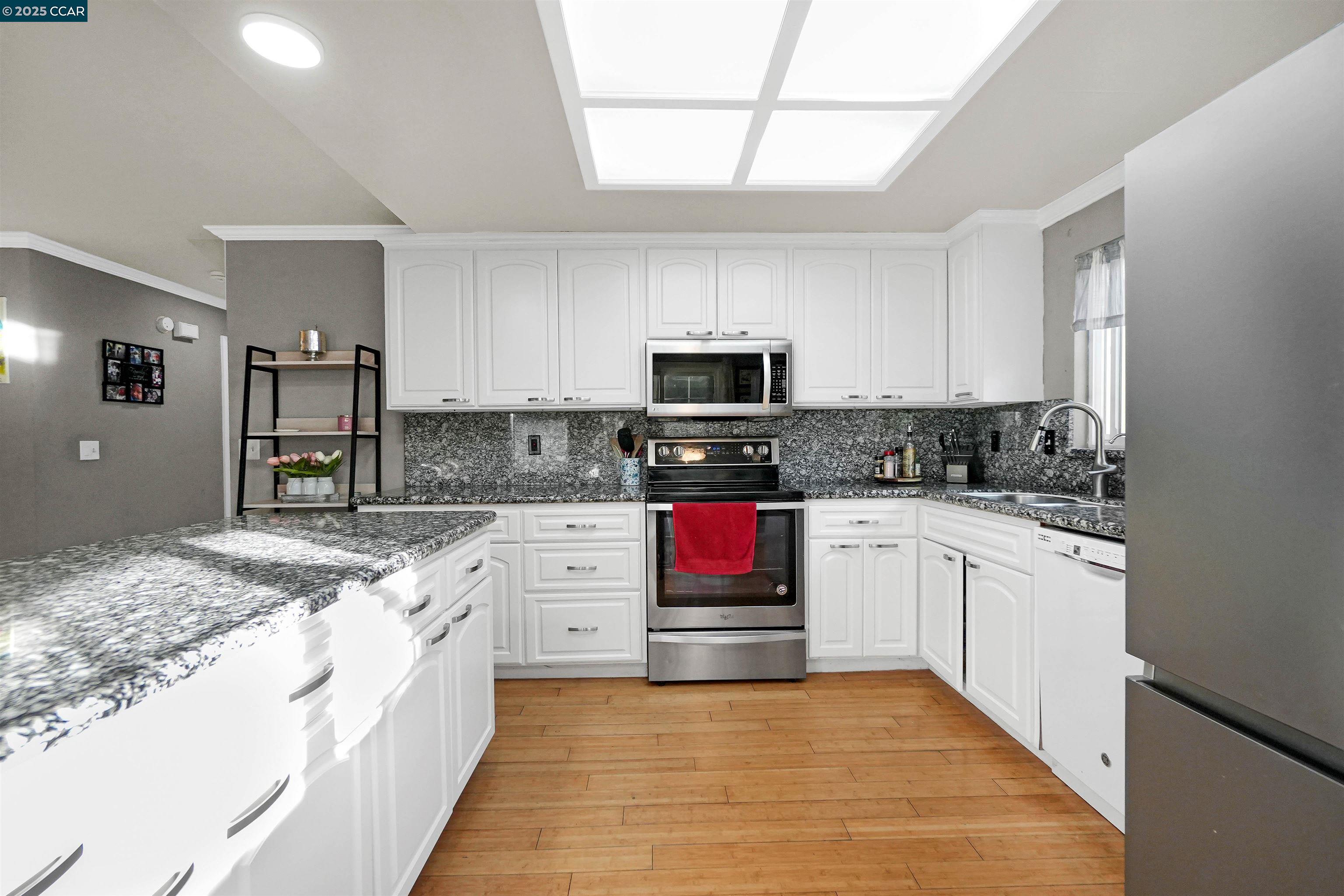 Detail Gallery Image 8 of 44 For 2202 Old Creek Cir, Pittsburg,  CA 94565 - 4 Beds | 2/1 Baths