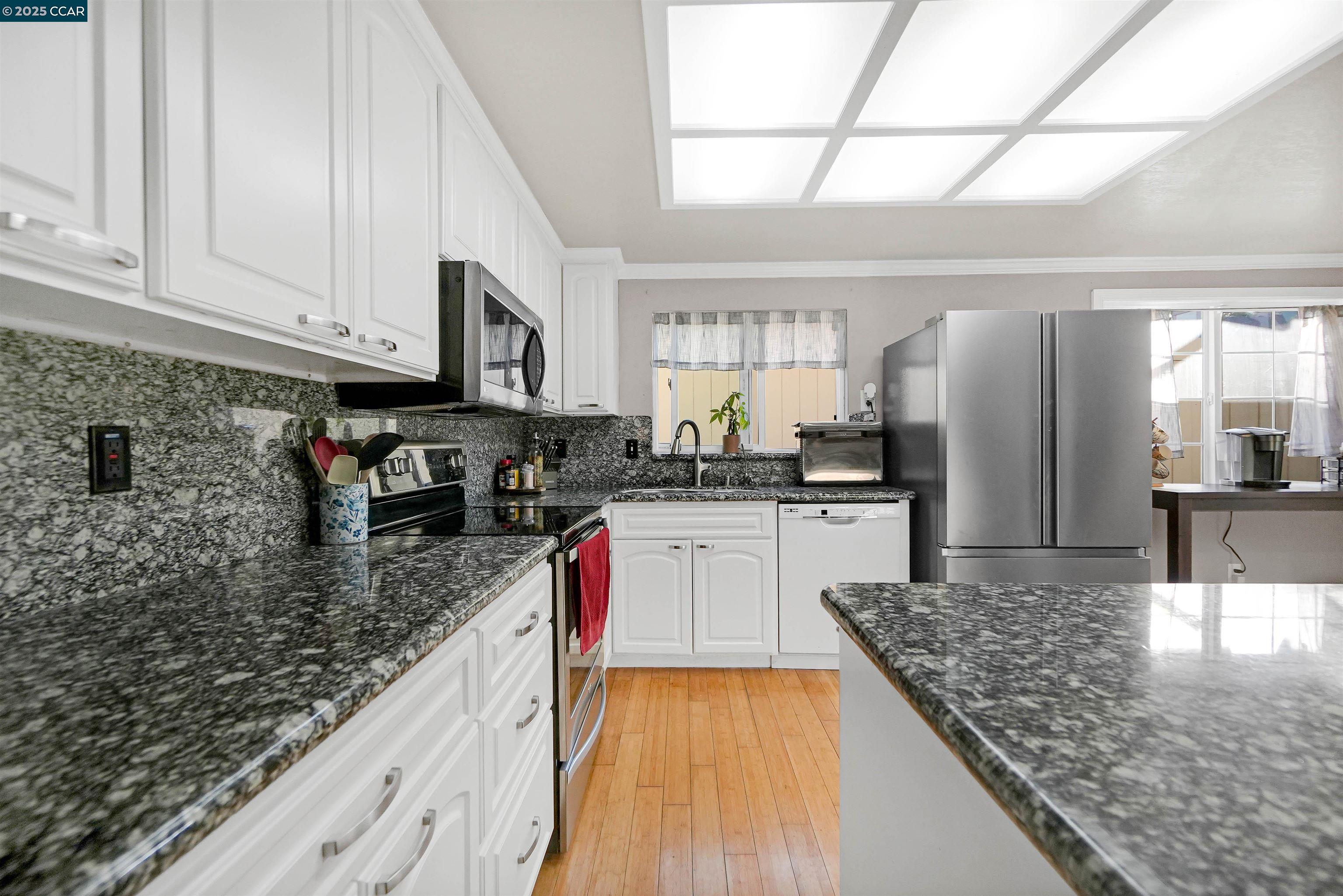 Detail Gallery Image 9 of 44 For 2202 Old Creek Cir, Pittsburg,  CA 94565 - 4 Beds | 2/1 Baths