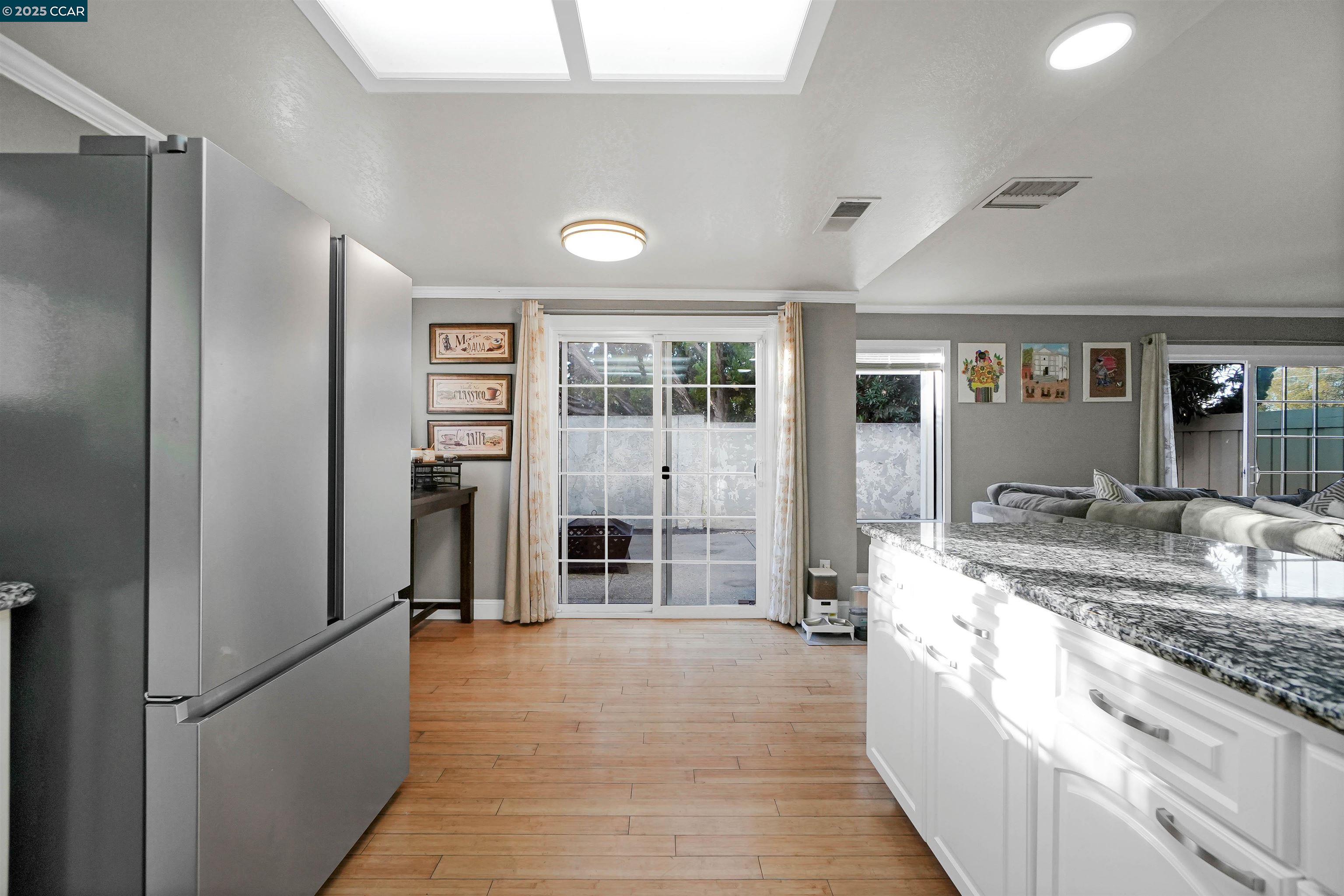Detail Gallery Image 10 of 44 For 2202 Old Creek Cir, Pittsburg,  CA 94565 - 4 Beds | 2/1 Baths
