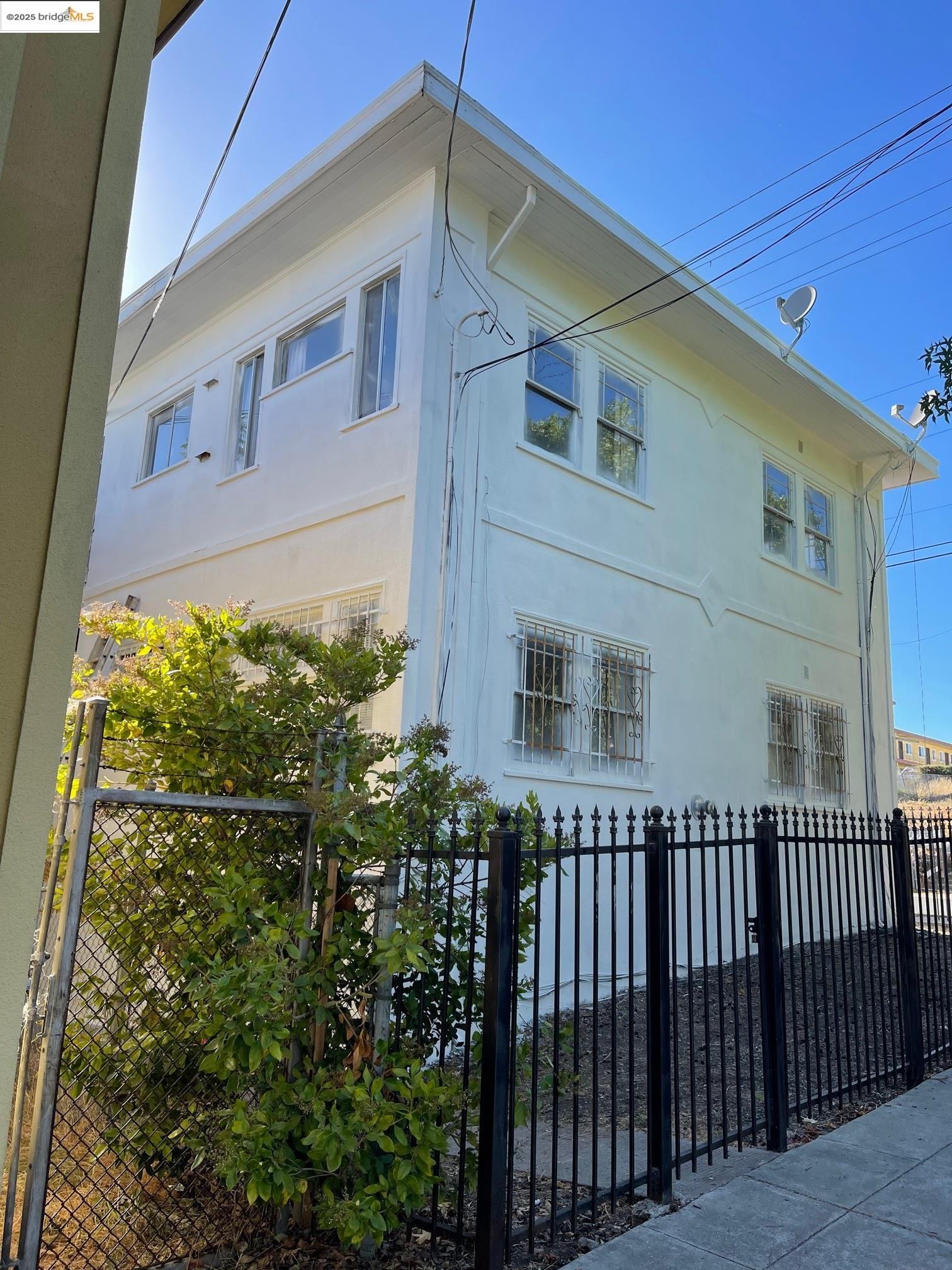 Detail Gallery Image 2 of 48 For 1864 11th Ave, Oakland,  CA 94606 - – Beds | – Baths