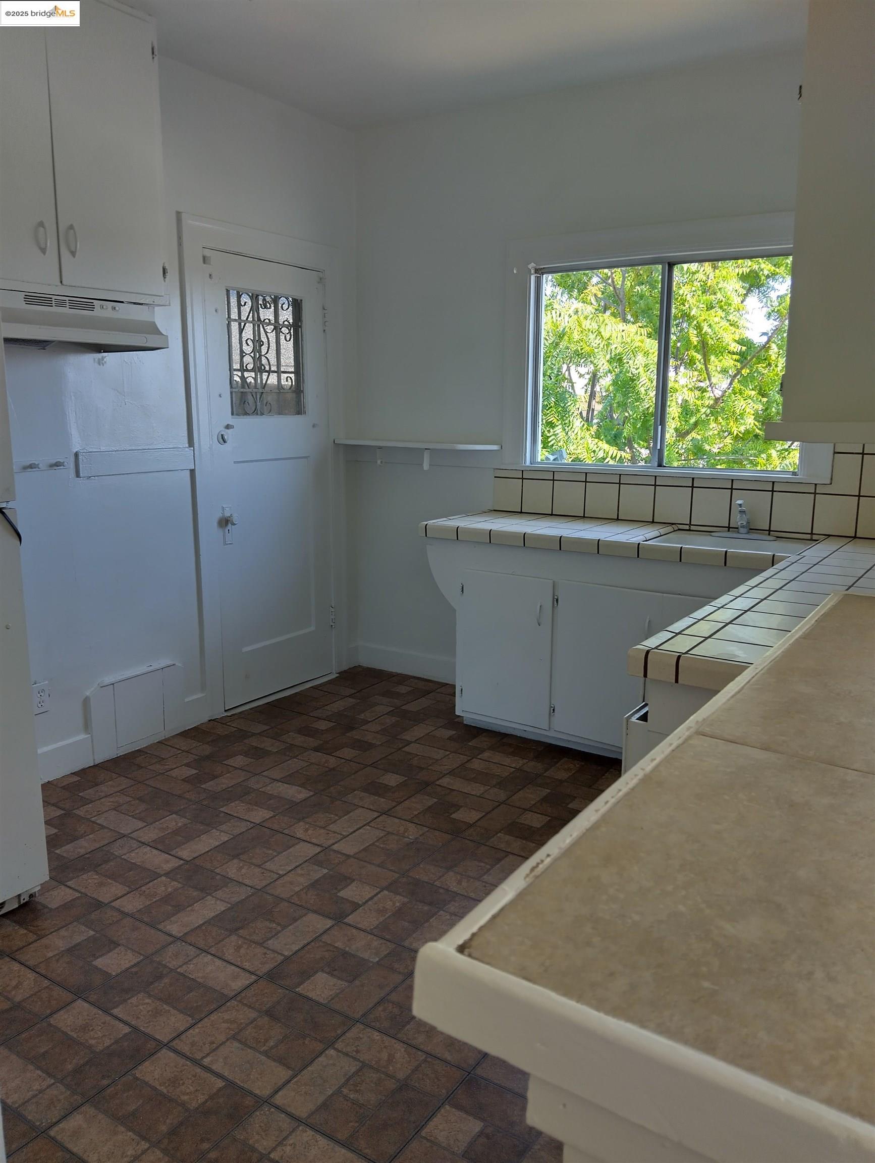 Detail Gallery Image 18 of 48 For 1864 11th Ave, Oakland,  CA 94606 - – Beds | – Baths