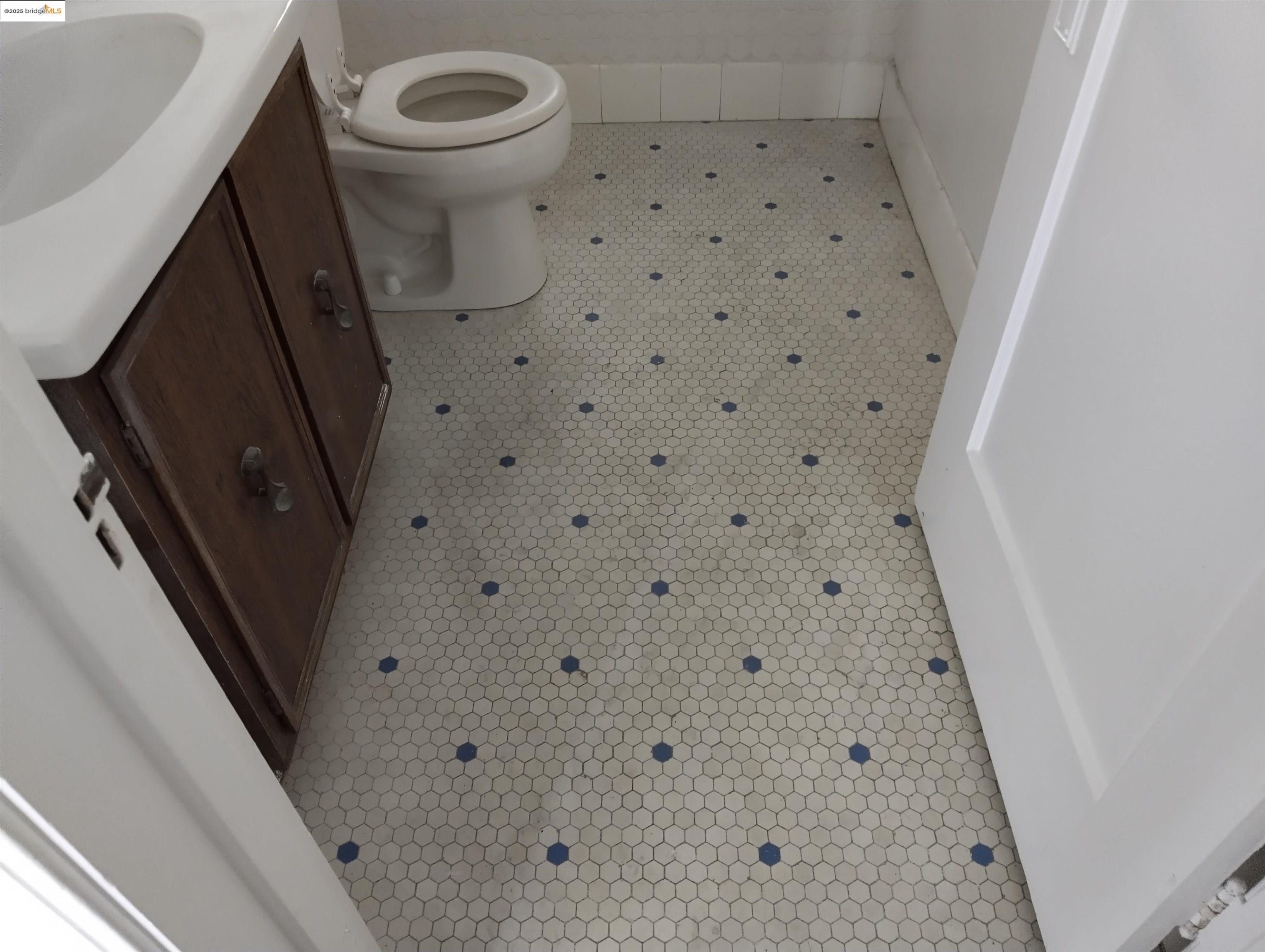 Detail Gallery Image 32 of 48 For 1864 11th Ave, Oakland,  CA 94606 - – Beds | – Baths