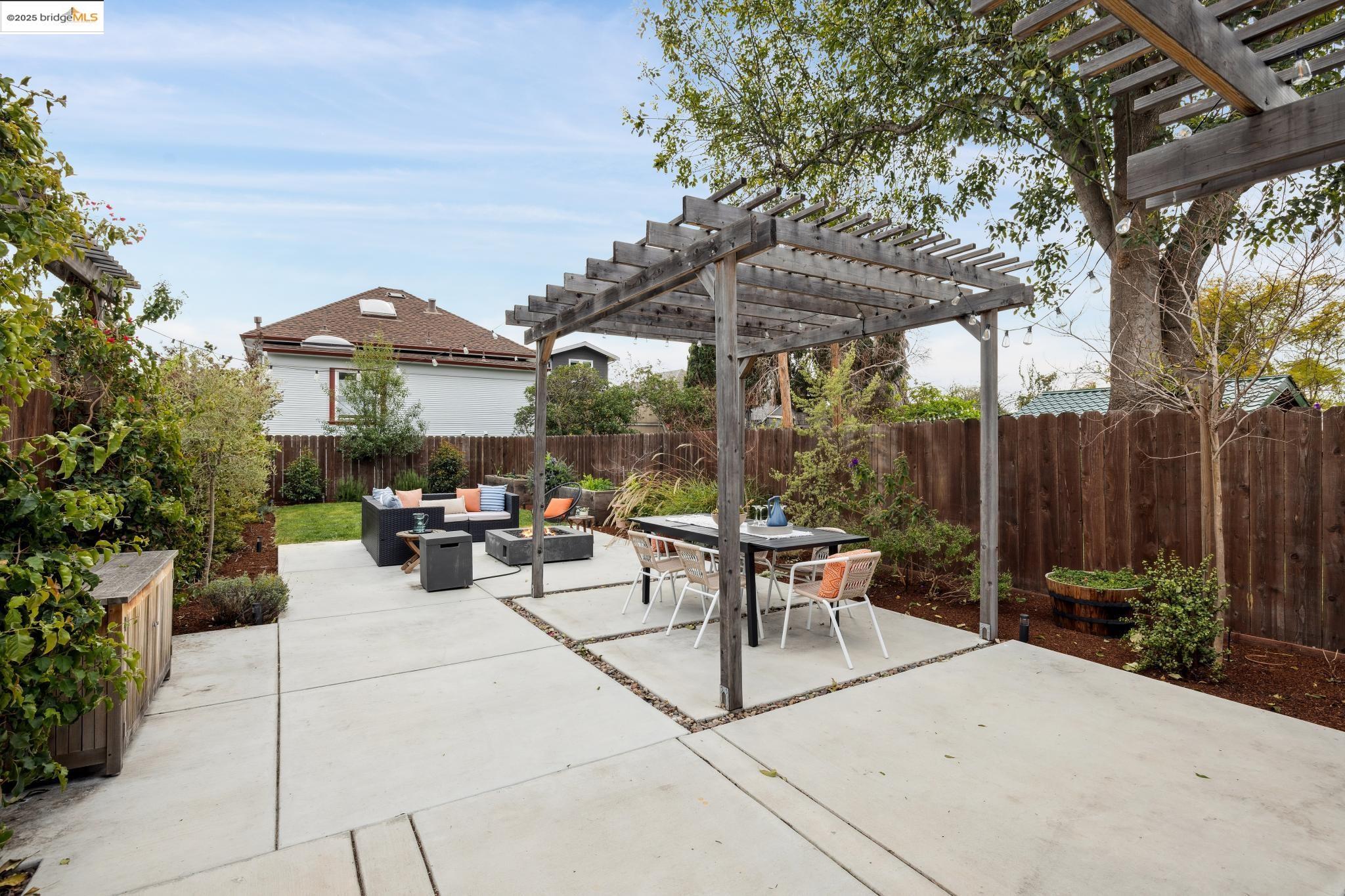 Detail Gallery Image 43 of 55 For 617 59th St, Oakland,  CA 94609 - 4 Beds | 3 Baths