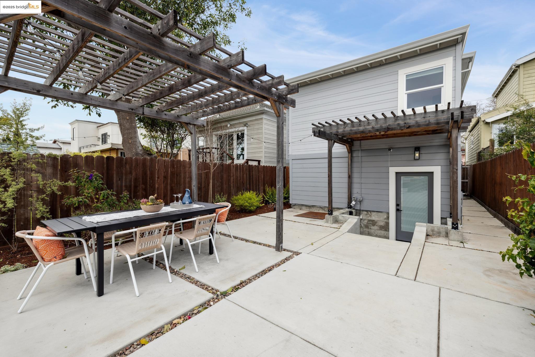 Detail Gallery Image 49 of 55 For 617 59th St, Oakland,  CA 94609 - 4 Beds | 3 Baths