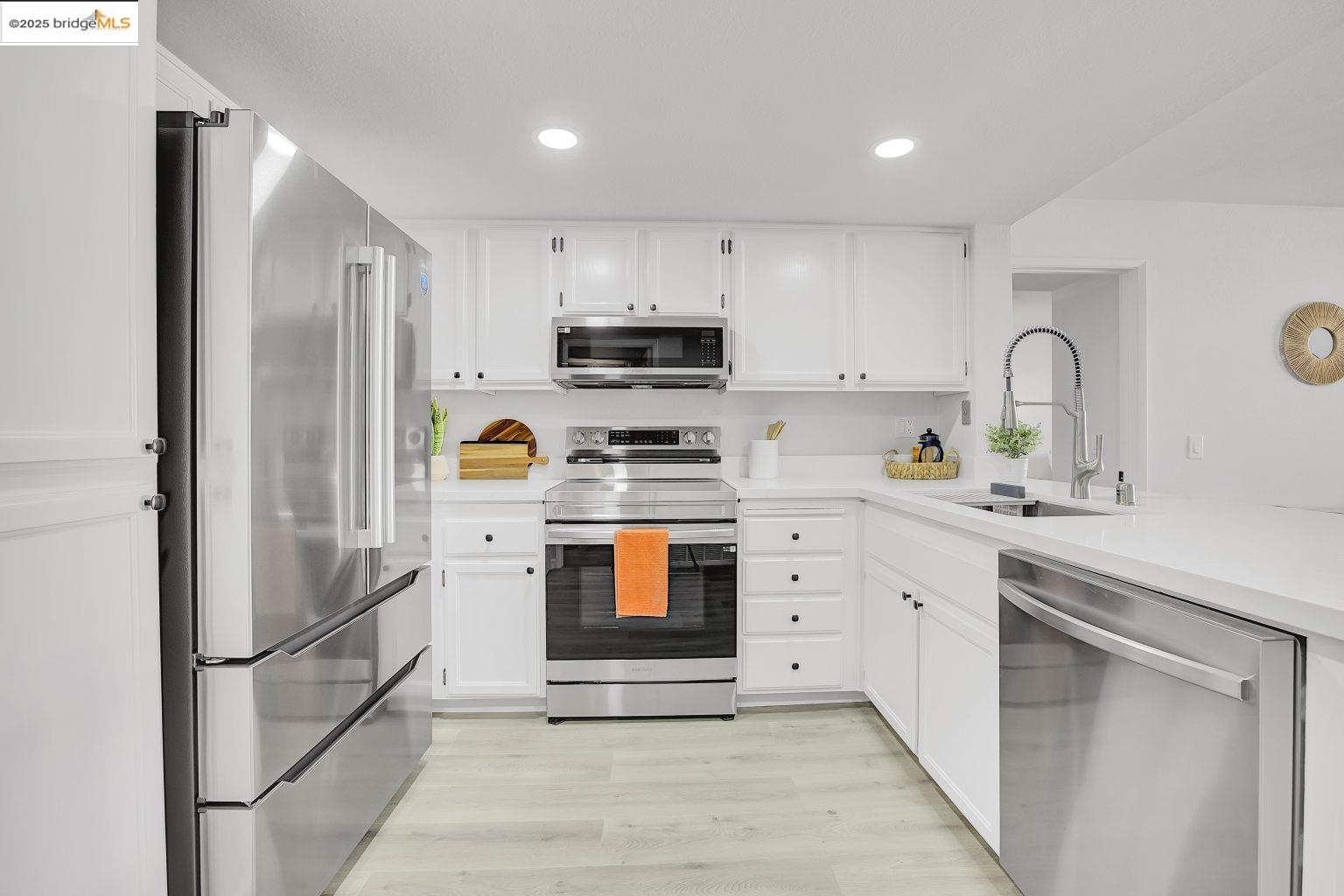 545 Pierce St # 2410, Albany, California 94706, 2 Bedrooms Bedrooms, 5 Rooms Rooms,2 BathroomsBathrooms,Residential,For Sale,545 Pierce St # 2410,41084172