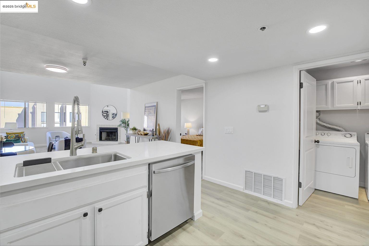 545 Pierce St # 2410, Albany, California 94706, 2 Bedrooms Bedrooms, 5 Rooms Rooms,2 BathroomsBathrooms,Residential,For Sale,545 Pierce St # 2410,41084172