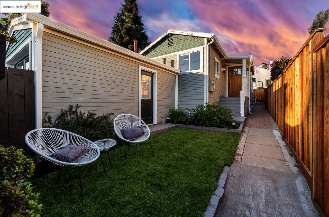 Detail Gallery Image 1 of 1 For 1374 E 36th St, Oakland,  CA 94602 - 3 Beds | 1 Baths