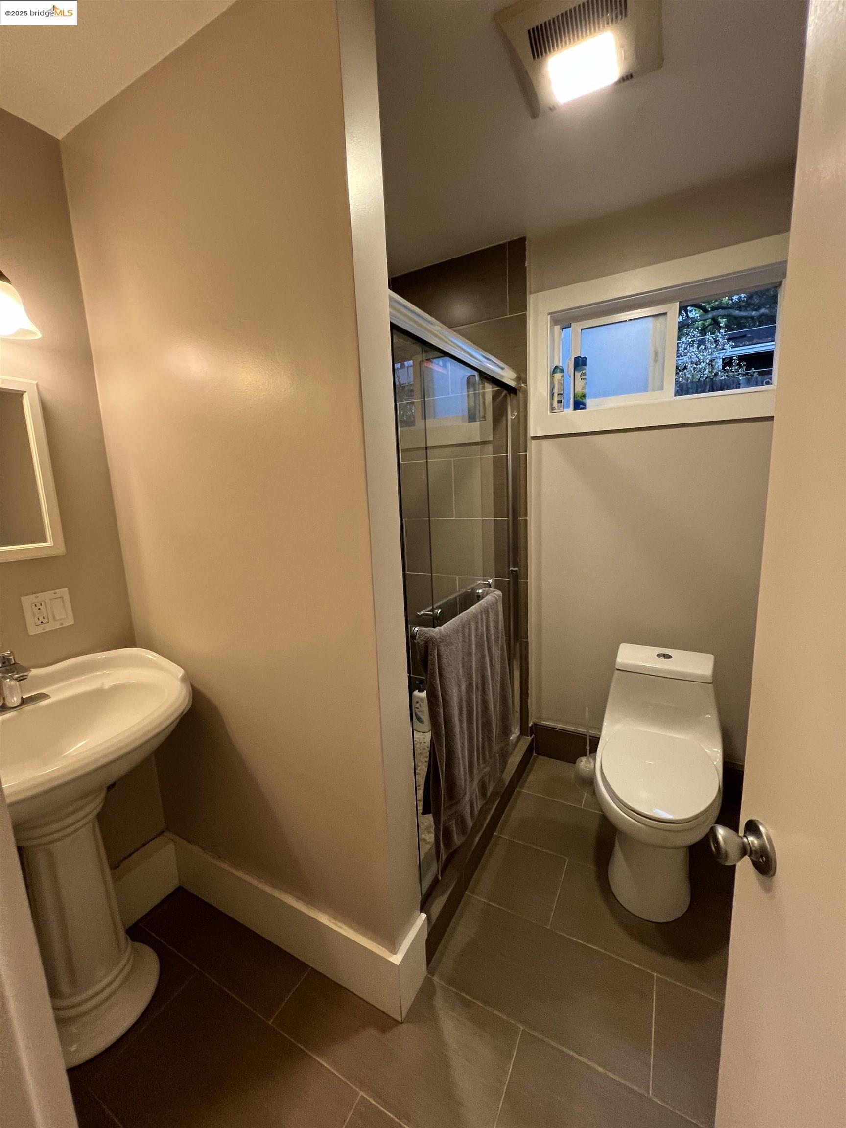 Detail Gallery Image 6 of 6 For 1423 Oxford St #1/2 a,  Berkeley,  CA 94709 - 0 Beds | 1 Baths
