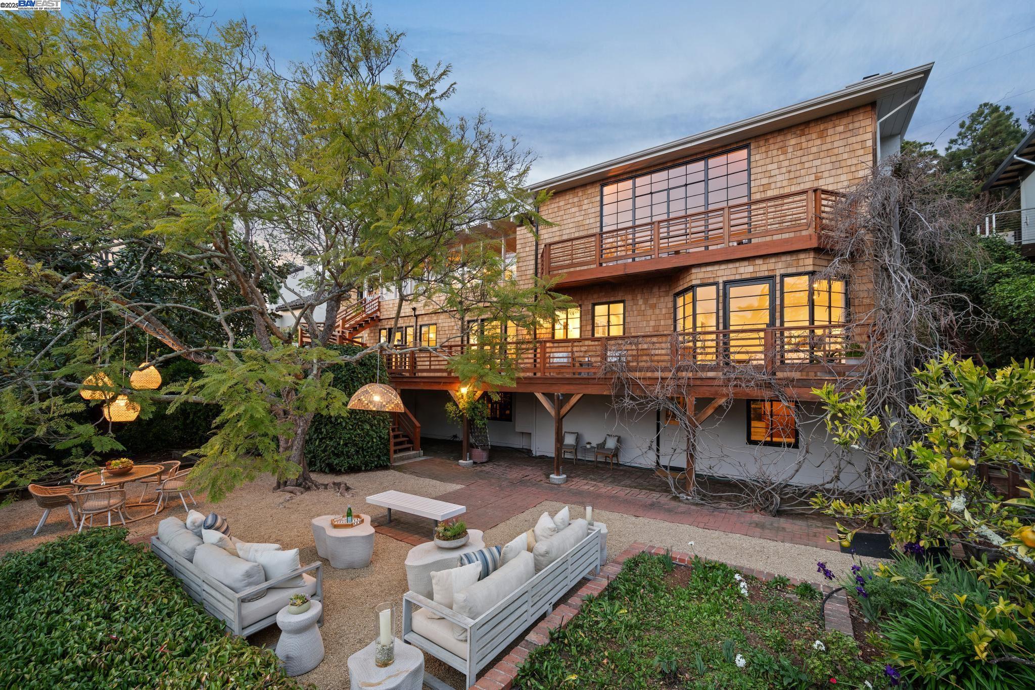 Detail Gallery Image 1 of 1 For 2926 Avalon Avenue, Berkeley,  CA 94705 - 5 Beds | 4/1 Baths