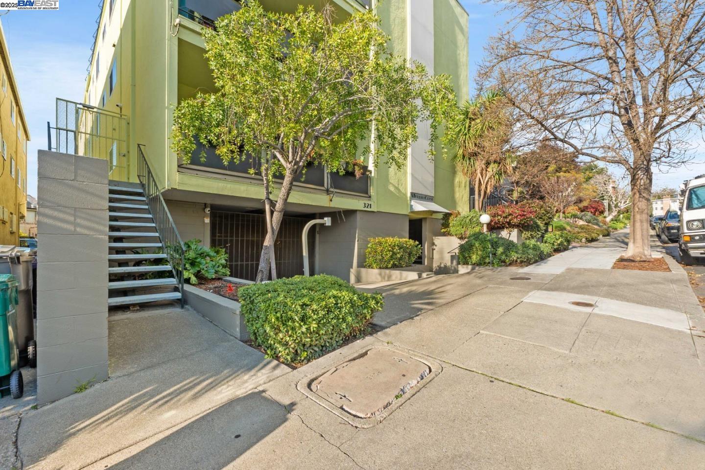 321 Warwick Ave # 302, Oakland, California 94610, 2 Bedrooms Bedrooms, 3 Rooms Rooms,2 BathroomsBathrooms,Residential,For Sale,321 Warwick Ave # 302,41084336