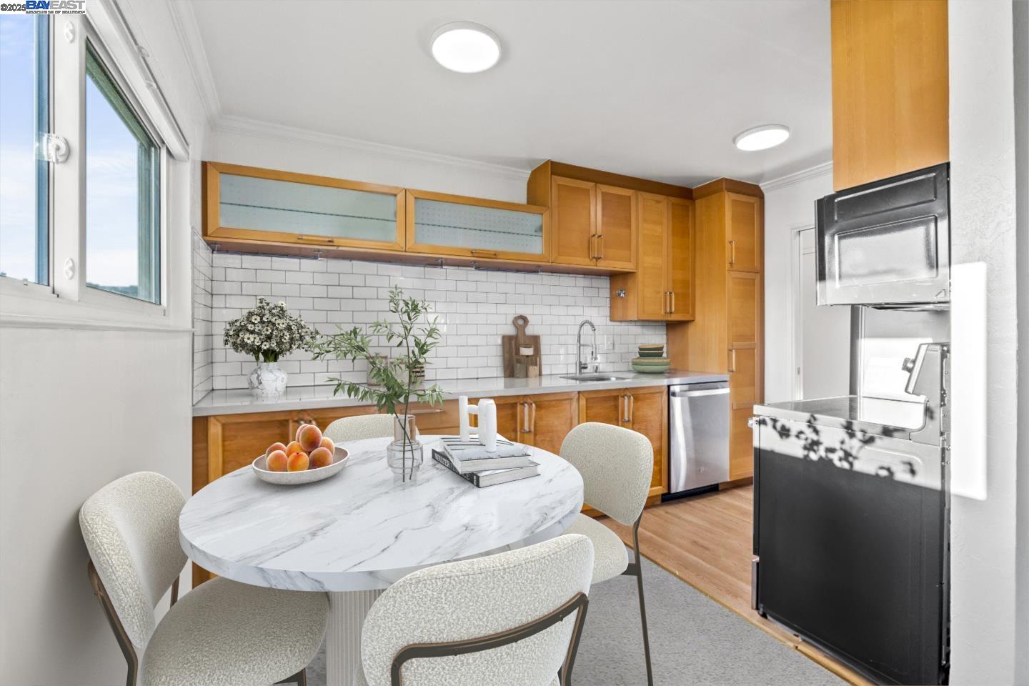 321 Warwick Ave # 302, Oakland, California 94610, 2 Bedrooms Bedrooms, 3 Rooms Rooms,2 BathroomsBathrooms,Residential,For Sale,321 Warwick Ave # 302,41084336