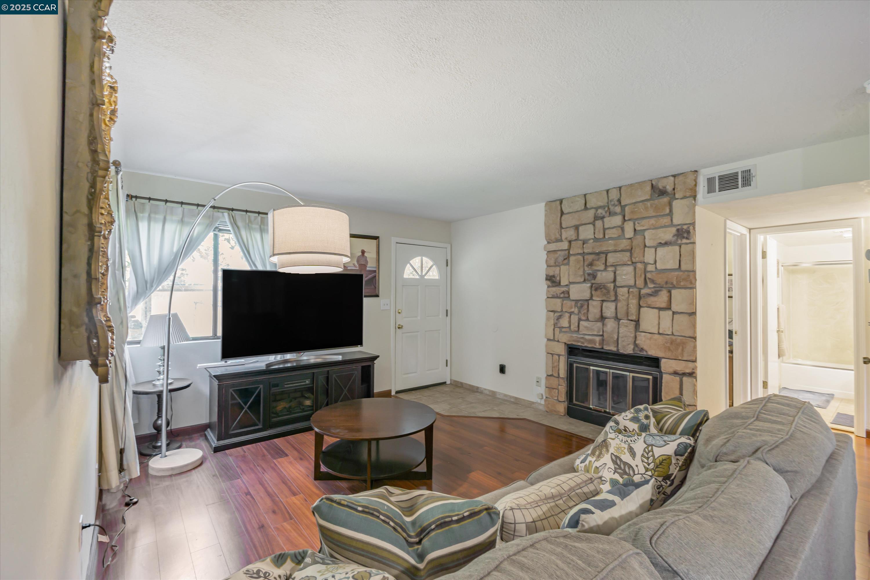 Photo #2: 41084380 Listing 