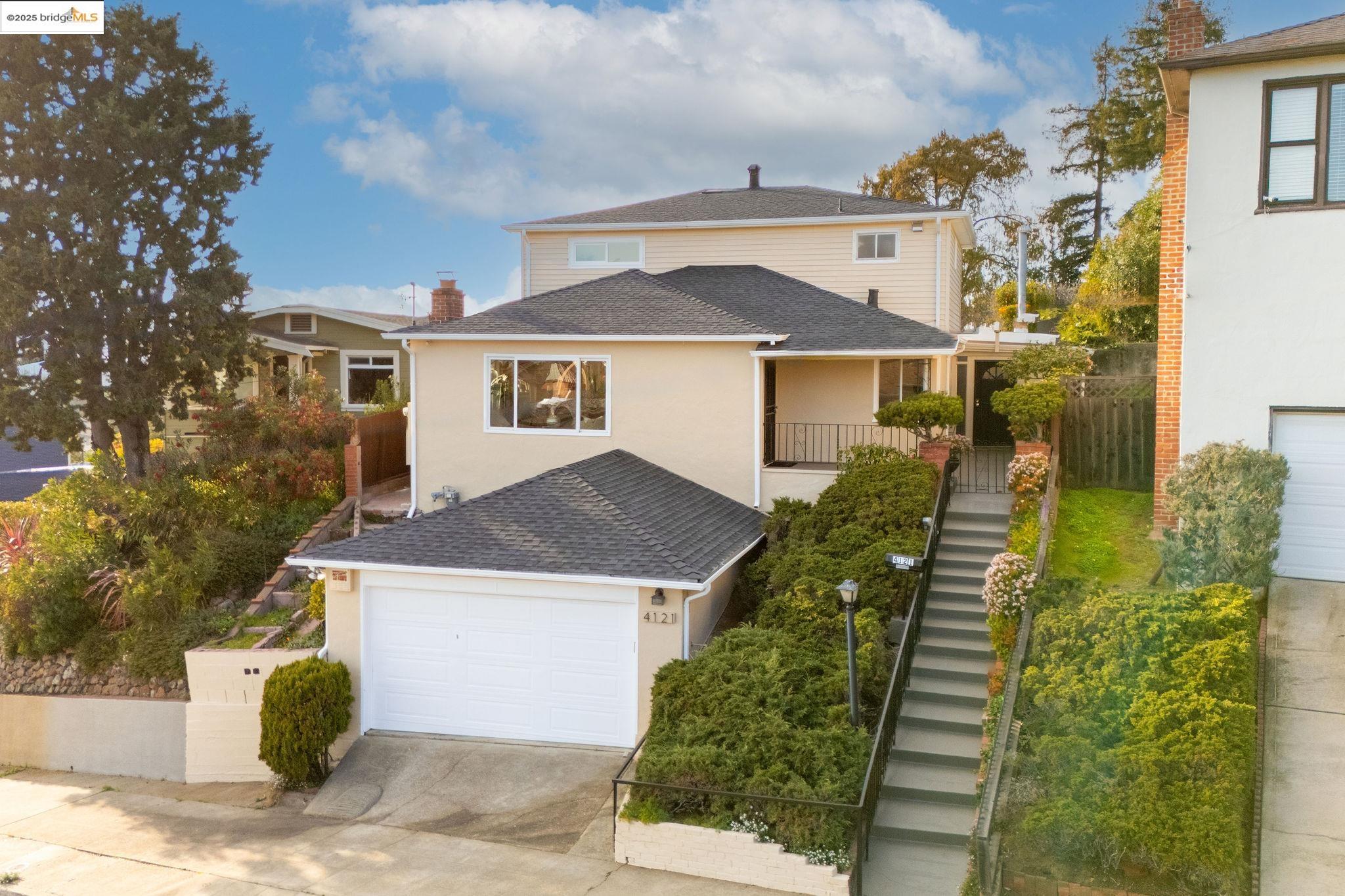 Detail Gallery Image 1 of 1 For 4121 Maple Ave, Oakland,  CA 94602 - 5 Beds | 2 Baths