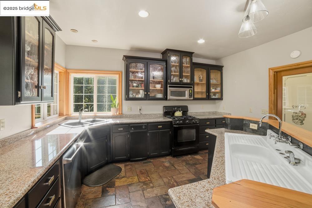 Detail Gallery Image 10 of 60 For 22987 Lazy Z Ln, Sonora,  CA 95370 - 3 Beds | 2/1 Baths