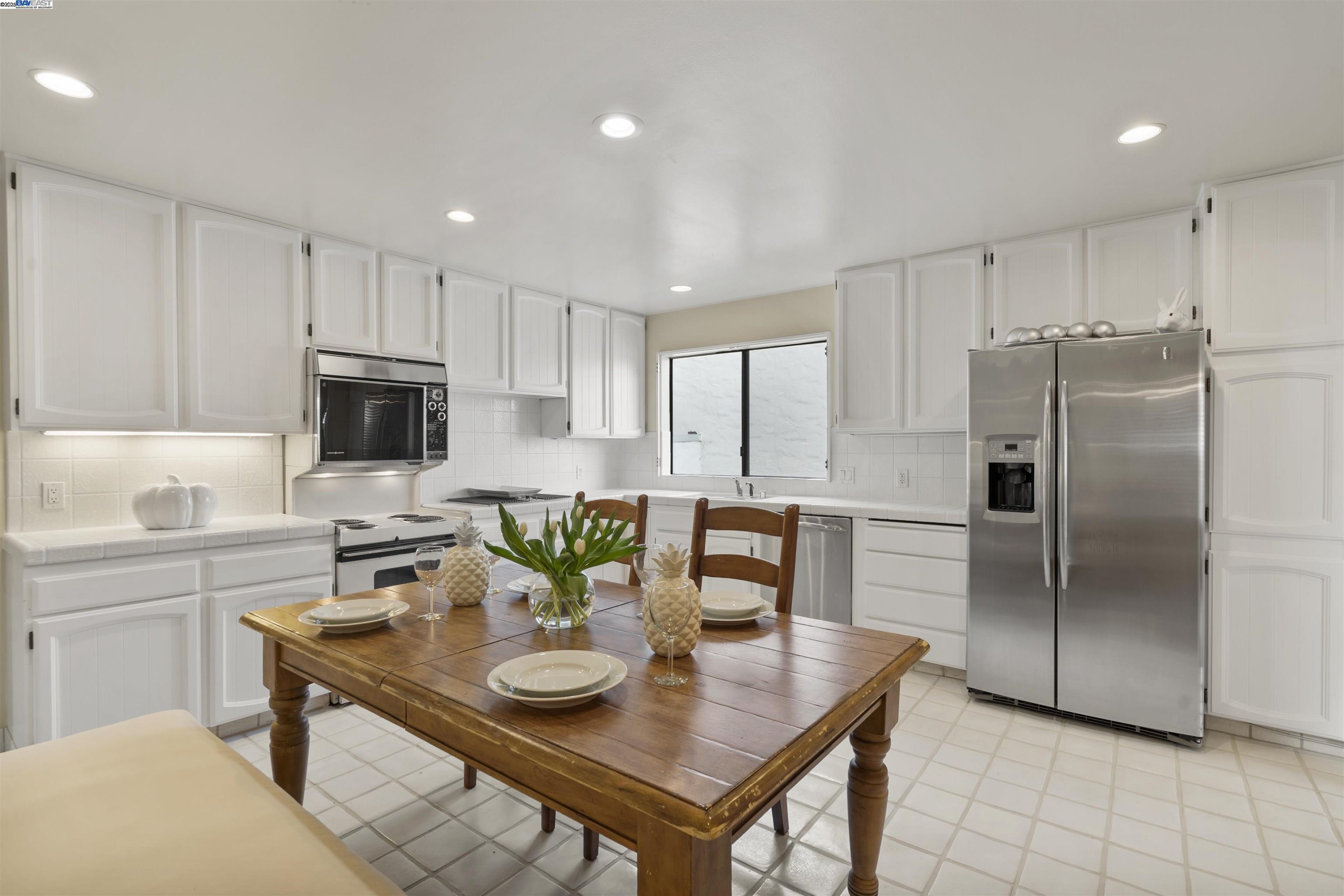 Detail Gallery Image 5 of 33 For 2266 9th Ave, San Francisco,  CA 94116 - 5 Beds | 3/1 Baths