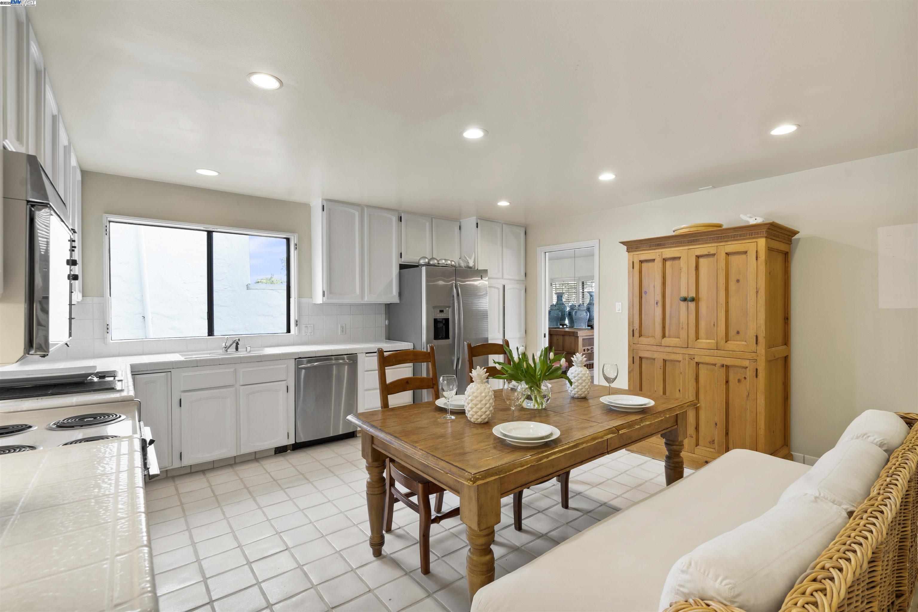 Detail Gallery Image 6 of 33 For 2266 9th Ave, San Francisco,  CA 94116 - 5 Beds | 3/1 Baths