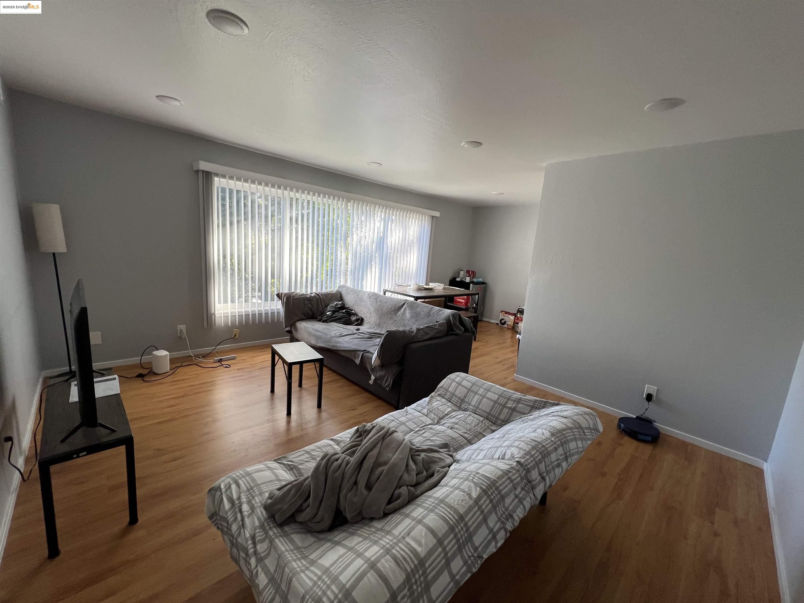 Detail Gallery Image 1 of 6 For 2636 Warring St #205,  Berkeley,  CA 94704 - 2 Beds | 1 Baths