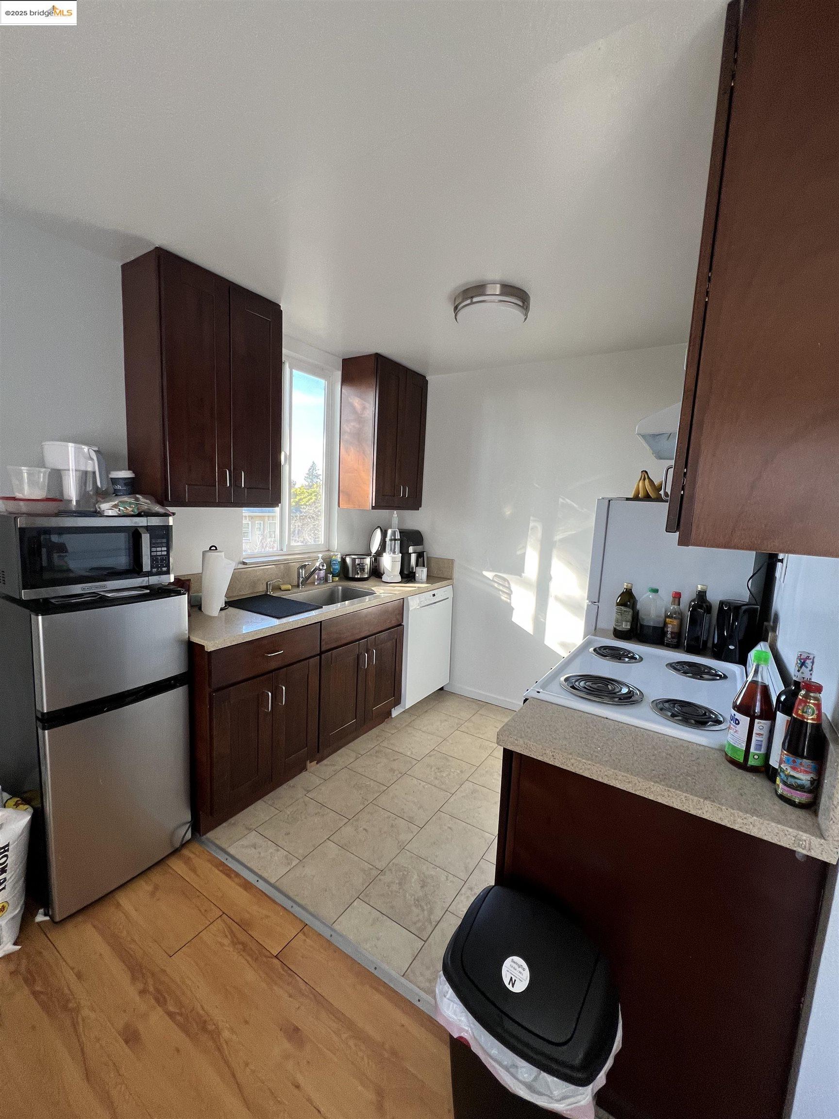 Detail Gallery Image 4 of 6 For 2636 Warring St #205,  Berkeley,  CA 94704 - 2 Beds | 1 Baths